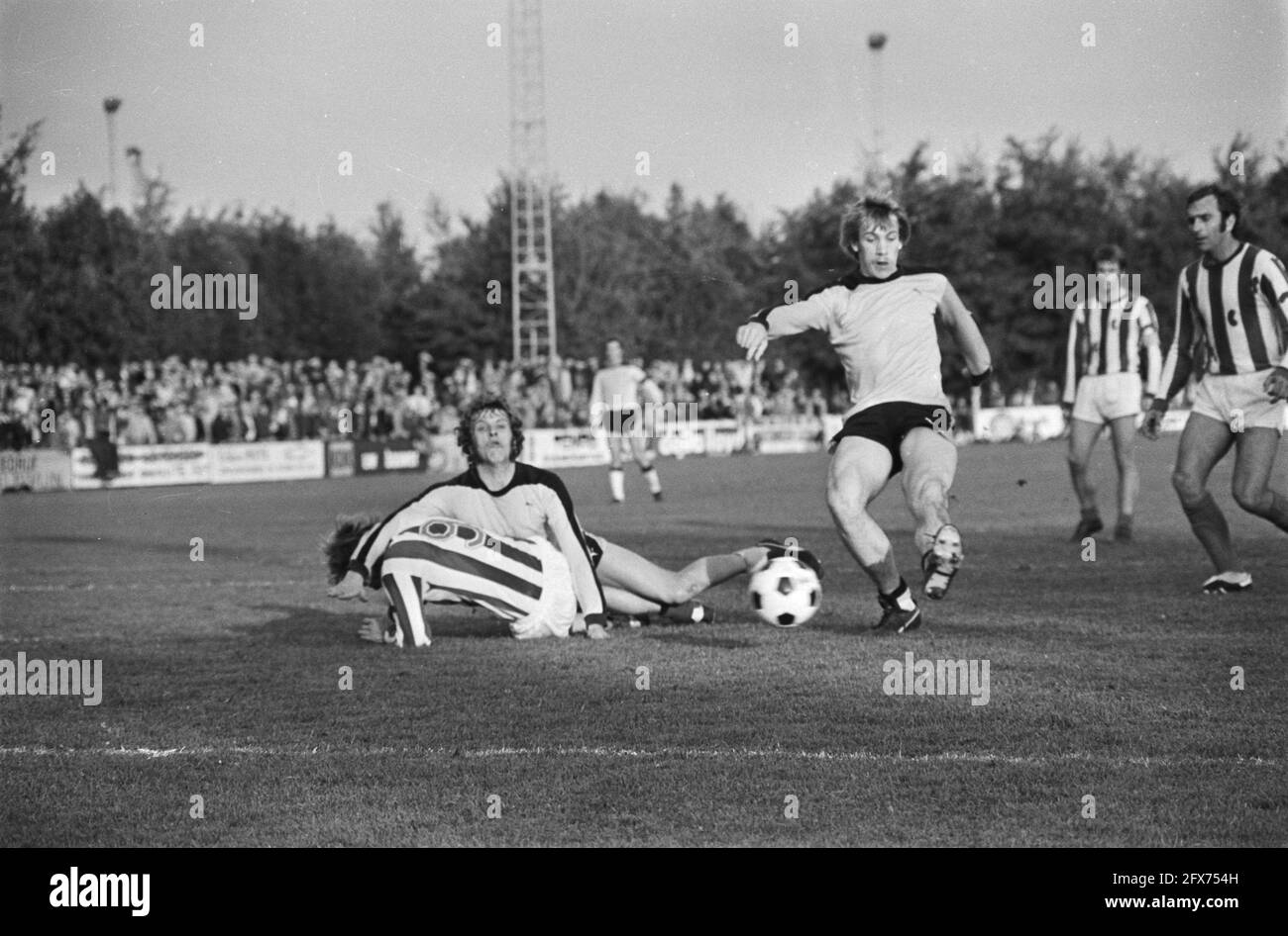 IJsselmeervogels-Heerenveen 2-1 ( KNVB cup). Jaan de Graaf (r) scores the  winning goal in the last minute for IJsselmeervogels, Negerman of  Heerenveen (9). Burgman of Vogels, October 8, 1977, soccer, The Netherlands
