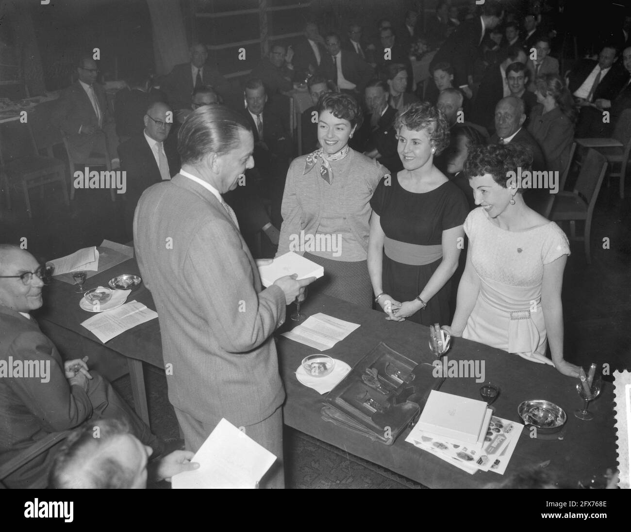 Placing the Alles op een kaart record on the market, from left to right Teddy Scholten, Rita Reys and Nel Van Deurzen, who each received a record, April 8, 1959, records, singers, The Netherlands, 20th century press agency photo, news to remember, documentary, historic photography 1945-1990, visual stories, human history of the Twentieth Century, capturing moments in time Stock Photo
