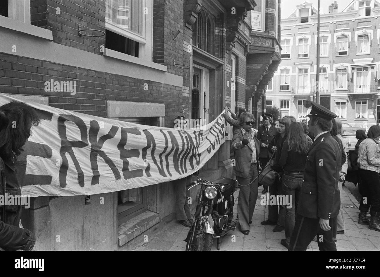 Action group tries to occupy PvdA party office in Amsterdam in connection with recognition of Guinea Bissau, demonstrators attach banner to wall of party office/, 28 May 1974, Action groups, occupations, demonstrators, banners, The Netherlands, 20th century press agency photo, news to remember, documentary, historic photography 1945-1990, visual stories, human history of the Twentieth Century, capturing moments in time Stock Photo