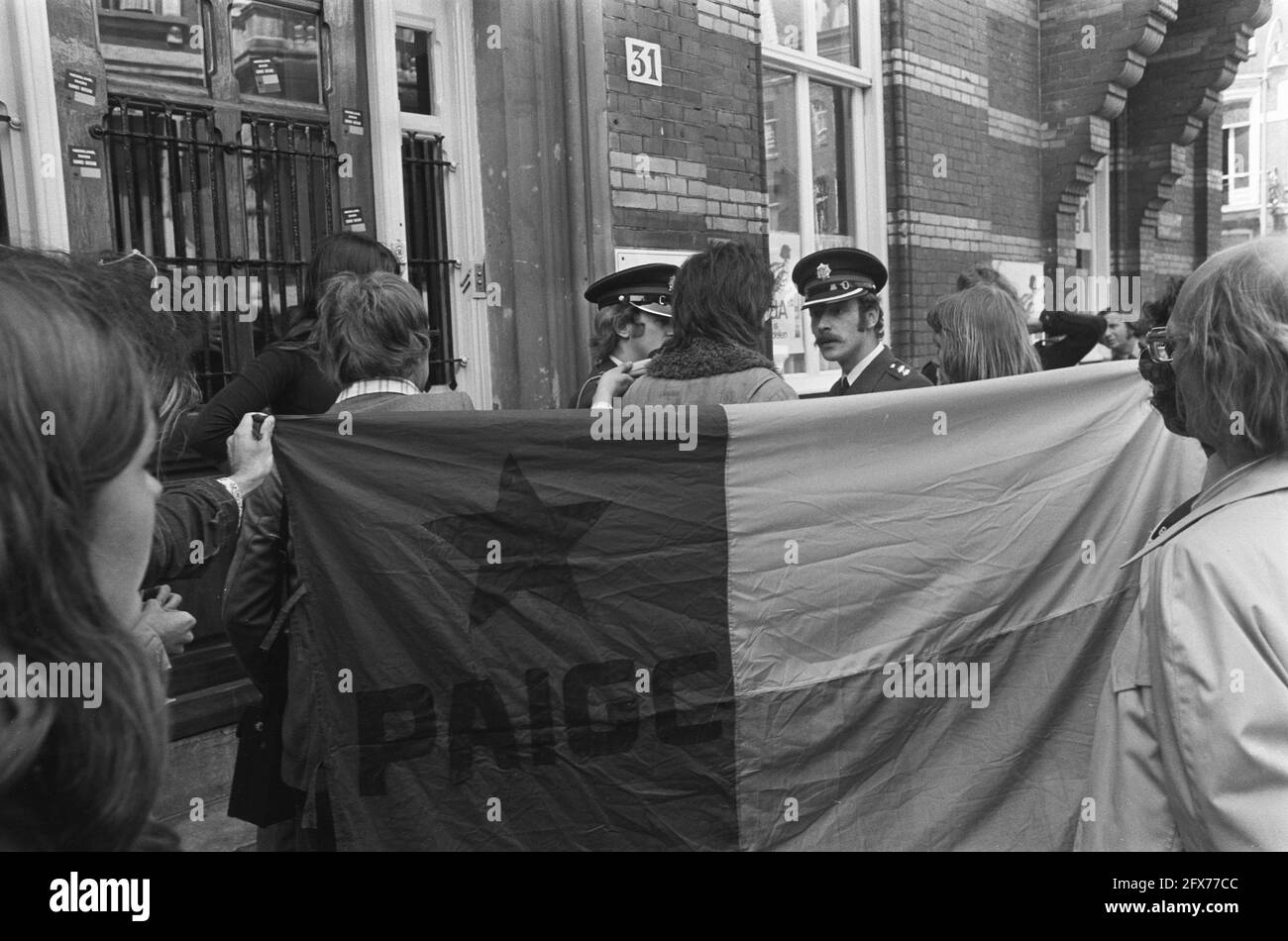 Action group tries to occupy PvdA party office in Amsterdam in connection with recognition of Guinea Bissau, demonstrators flag of PAIGG liberation movement, discussing with, 28 May 1974, POLICE, action groups, occupations, demonstrators, flags, The Netherlands, 20th century press agency photo, news to remember, documentary, historic photography 1945-1990, visual stories, human history of the Twentieth Century, capturing moments in time Stock Photo