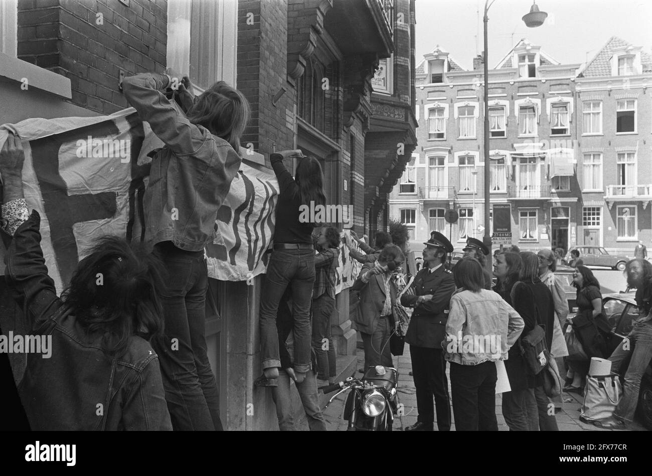 Action group tries to occupy PvdA party office in Amsterdam in connection with recognition of Guinea Bissau, banner on wall of building, 28 May 1974, Action groups, occupations, buildings, banners, The Netherlands, 20th century press agency photo, news to remember, documentary, historic photography 1945-1990, visual stories, human history of the Twentieth Century, capturing moments in time Stock Photo