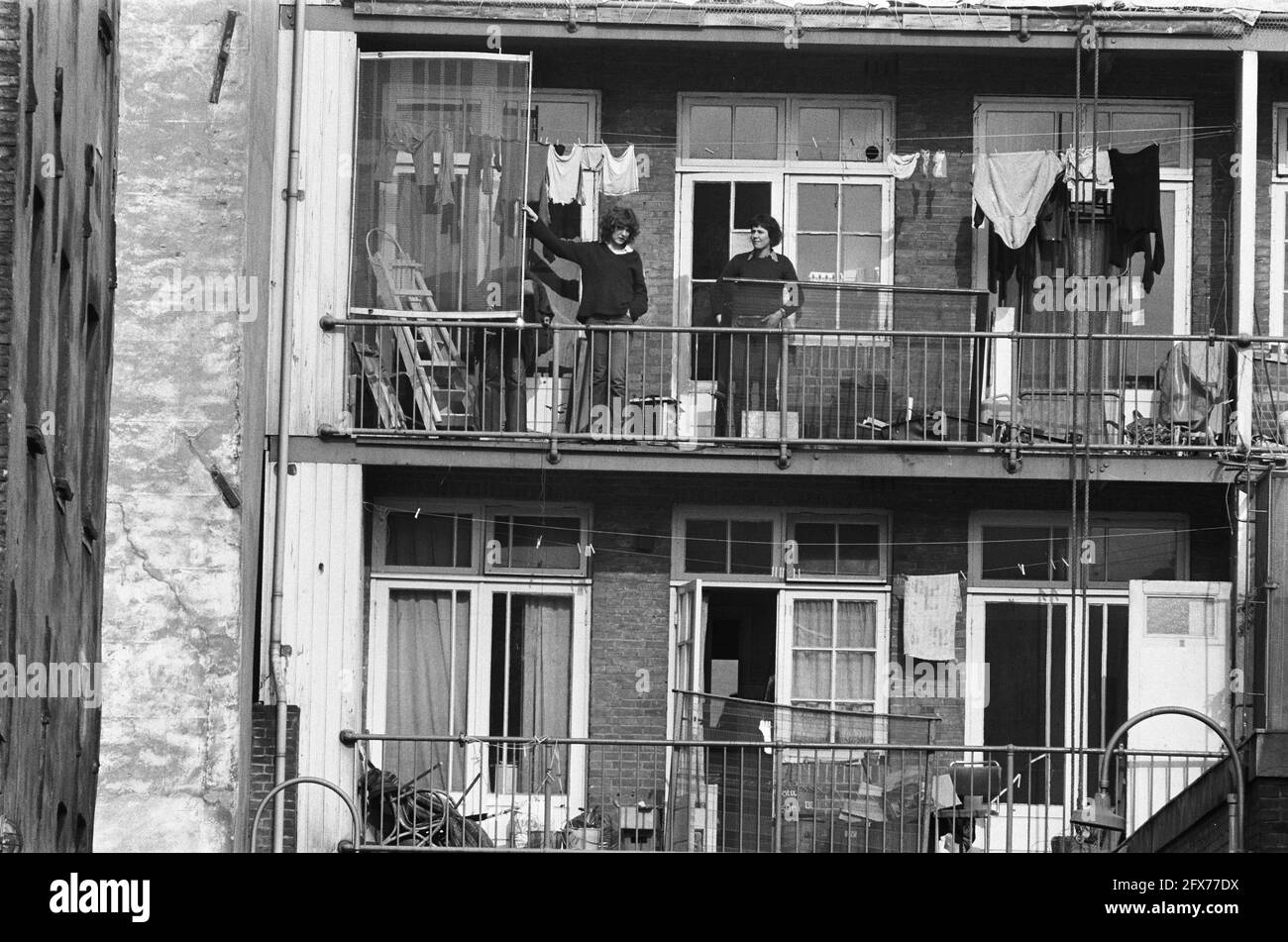 Action groups and residents Lastageweg (Nieuwmarktbuurt) prepare for demolition; barricading of windows, April 7, 1975, ACTION GROUPS, residents, demolition, The Netherlands, 20th century press agency photo, news to remember, documentary, historic photography 1945-1990, visual stories, human history of the Twentieth Century, capturing moments in time Stock Photo