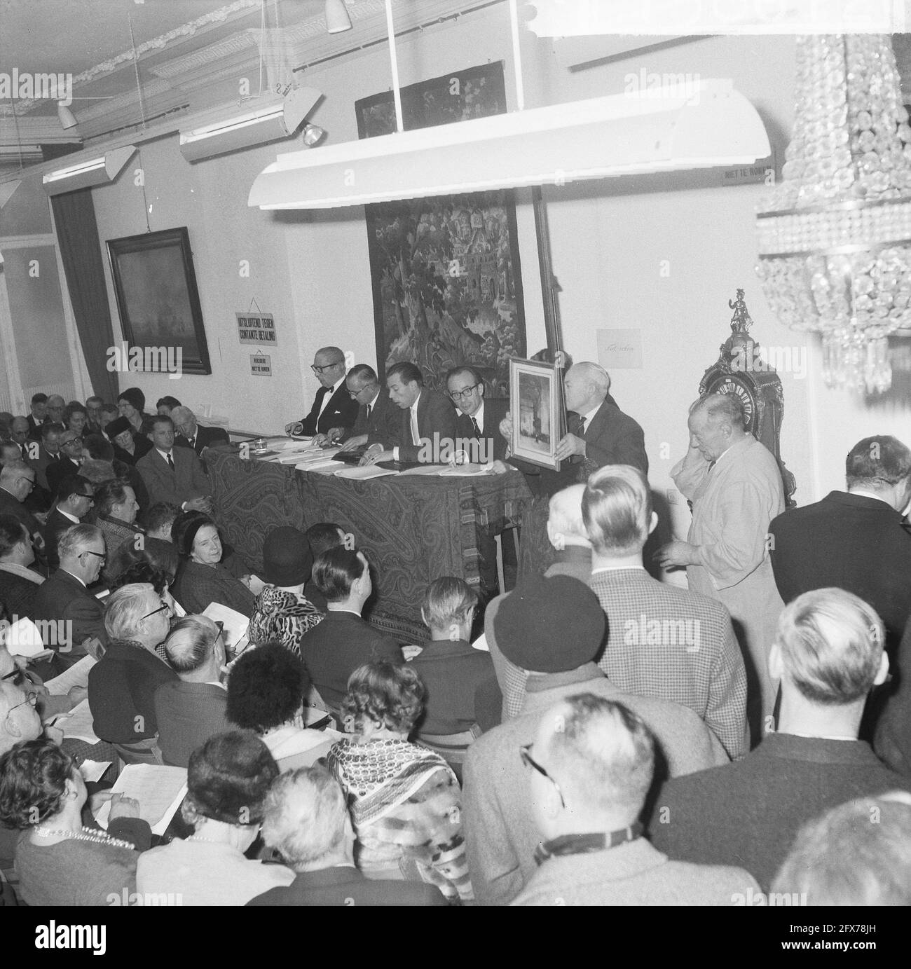 In auction house Paul Brandt old masters auctioned off. A Salomon van Ruysdael went away for £29,000, December 17, 1963, Auctions, The Netherlands, 20th century press photo, news to remember, documentary,