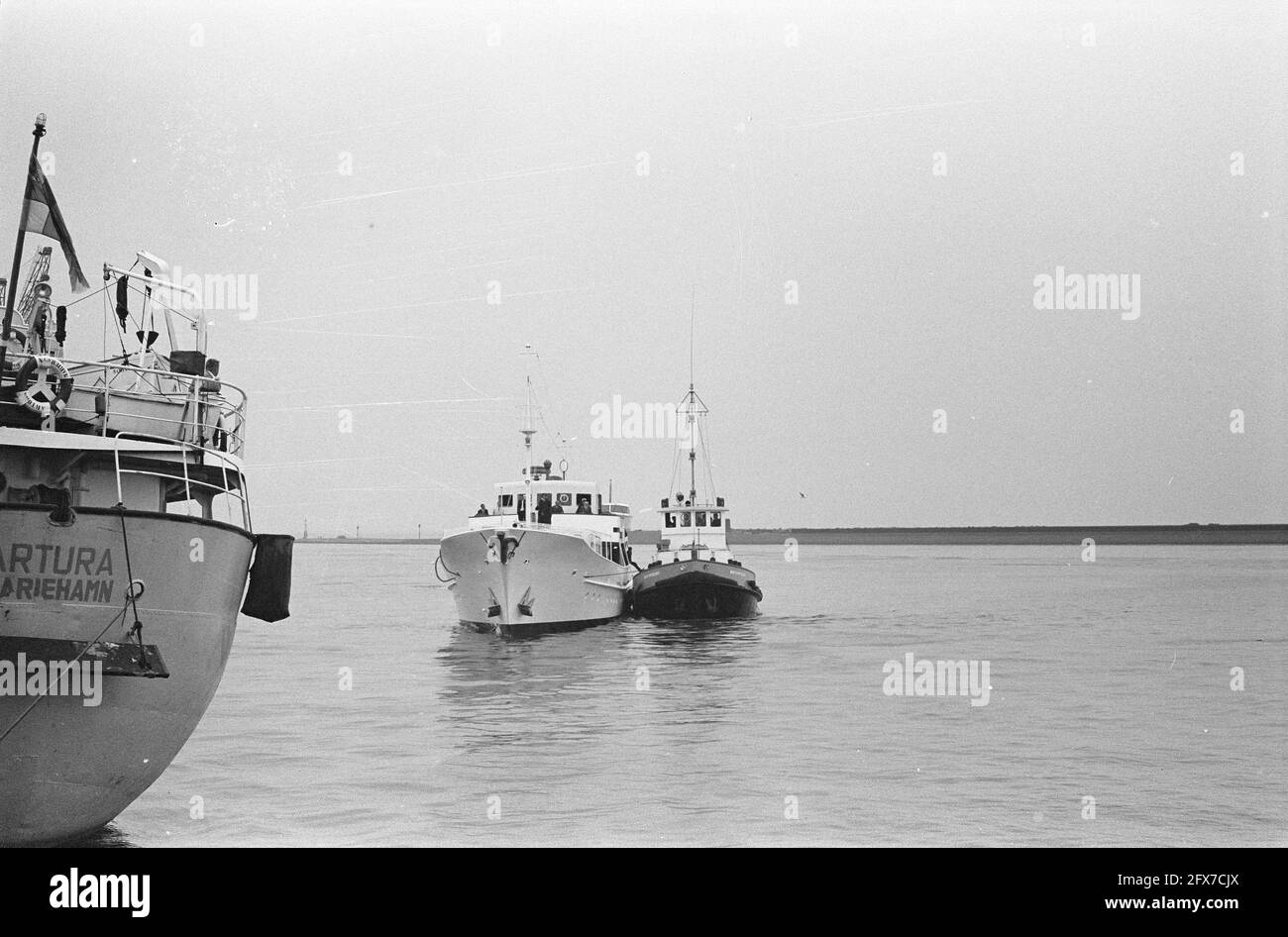 Prince Rainier's yacht on fire due to explosion in engine room. The yacht enters the port of Delfzijl with tugboat assistance, 14 August 1963, JACHT, havens, The Netherlands, 20th century press agency photo, news to remember, documentary, historic photography 1945-1990, visual stories, human history of the Twentieth Century, capturing moments in time Stock Photo