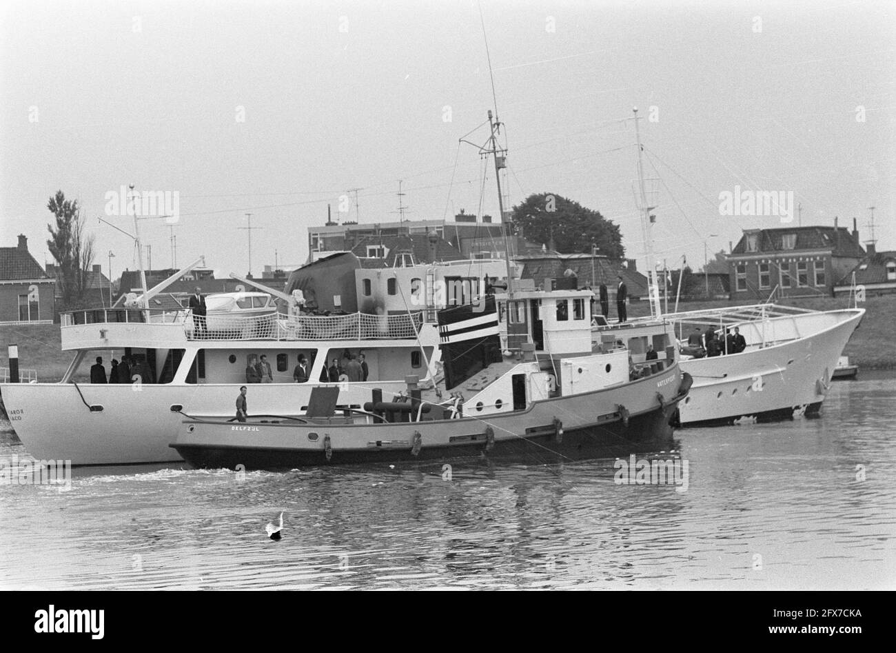 Prince Rainier's yacht on fire due to explosion in engine room. The yacht enters the port of Delfzijl with tugboat assistance, August 14, 1963, JACHT, havens, The Netherlands, 20th century press agency photo, news to remember, documentary, historic photography 1945-1990, visual stories, human history of the Twentieth Century, capturing moments in time Stock Photo