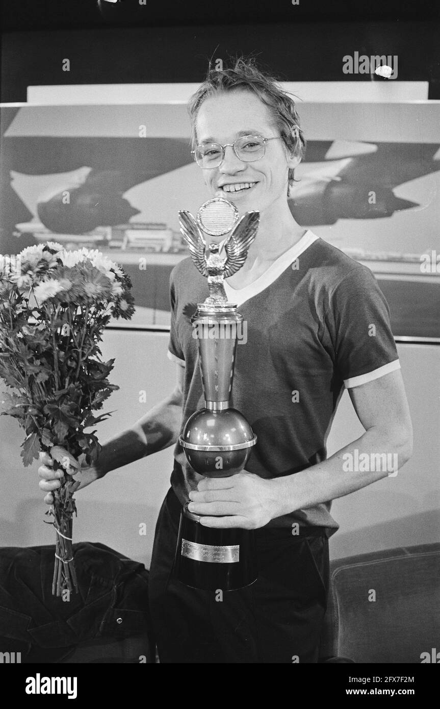 Jannes van der Wal, world champion, with cup, December 9, 1982, arrivals, draughtssport, sports awards, The Netherlands, 20th century press agency photo, news to remember, documentary, historic photography 1945-1990, visual stories, human history of the Twentieth Century, capturing moments in time Stock Photo