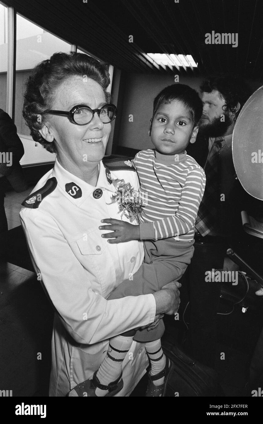 Adoption children from Bangladesh at Schiphol; no. 12a Eva den Hartog with child, no. 13a new foster father for child, April 9, 1975, Children, Foster Parents, The Netherlands, 20th century press agency photo, news to remember, documentary, historic photography 1945-1990, visual stories, human history of the Twentieth Century, capturing moments in time Stock Photo