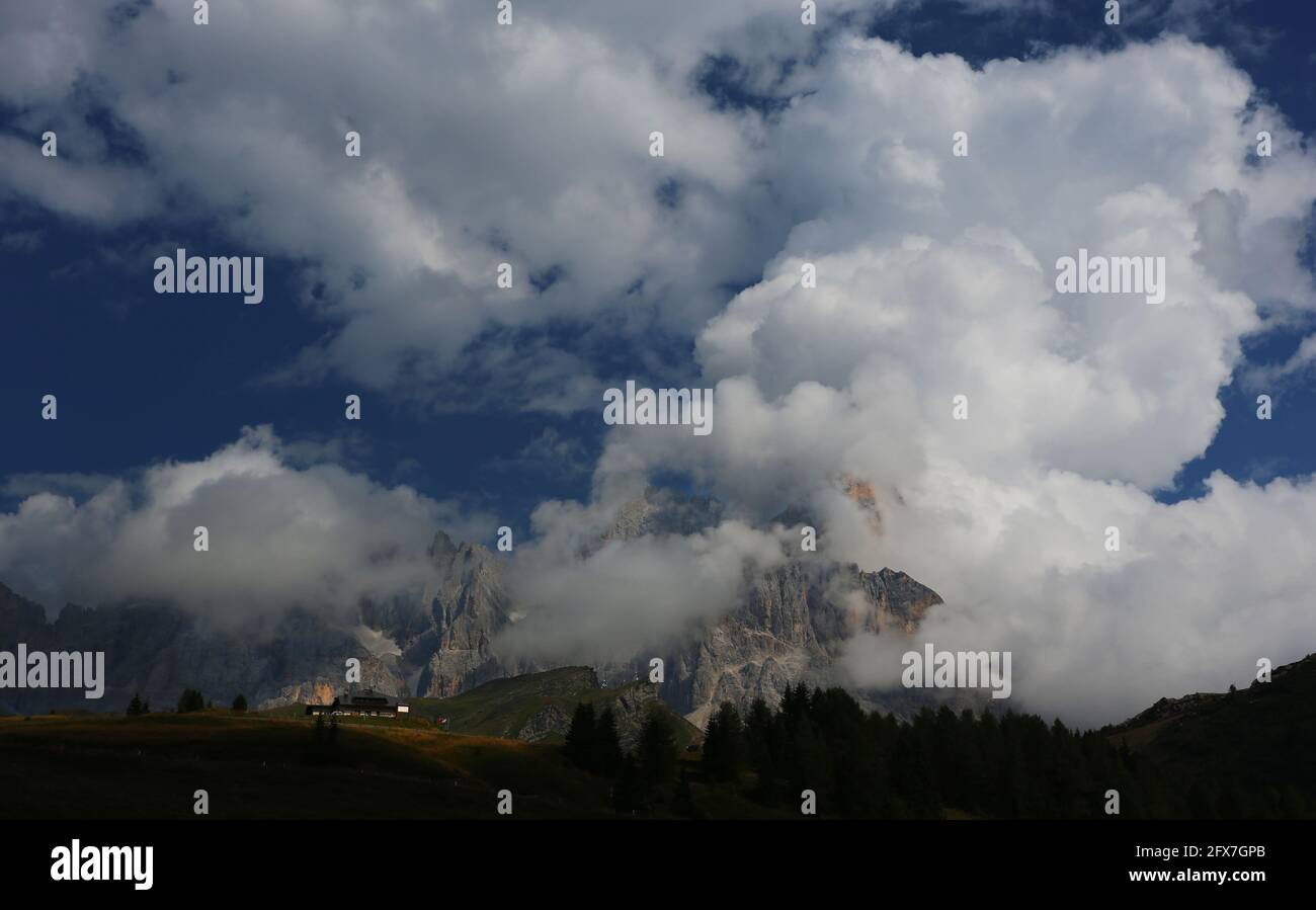 Herbst am Alpenpass Passo di Rolle mit dem Gipfel der Cima di Vezzana in Trentino in den Dolomiten in Italien Stock Photo