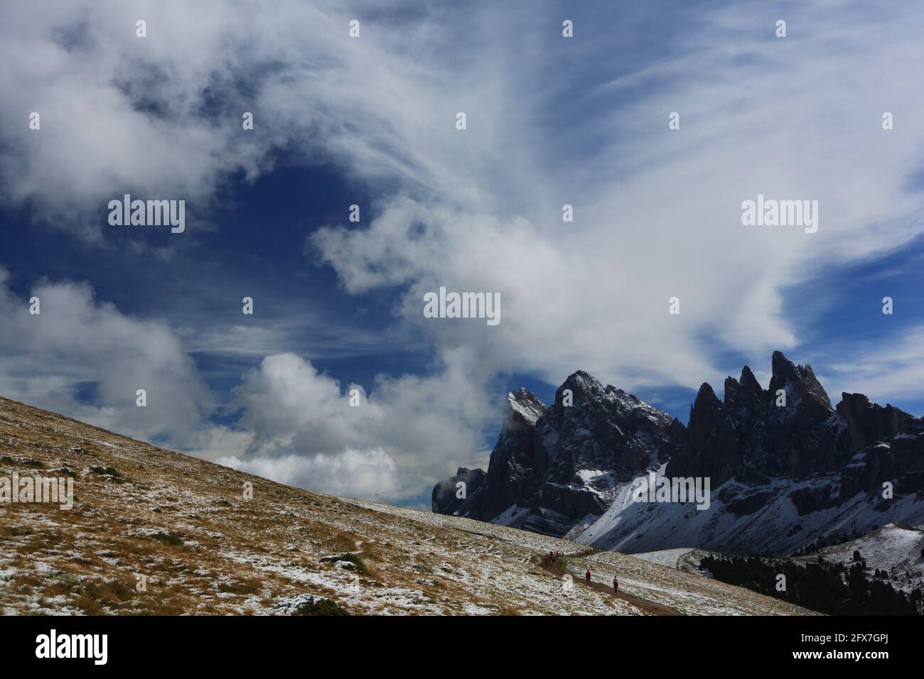 traumhafte Wolkenstimmung an den Felsen der Geislerspitzen in den Dolomiten in Südtirol in Italien Stock Photo