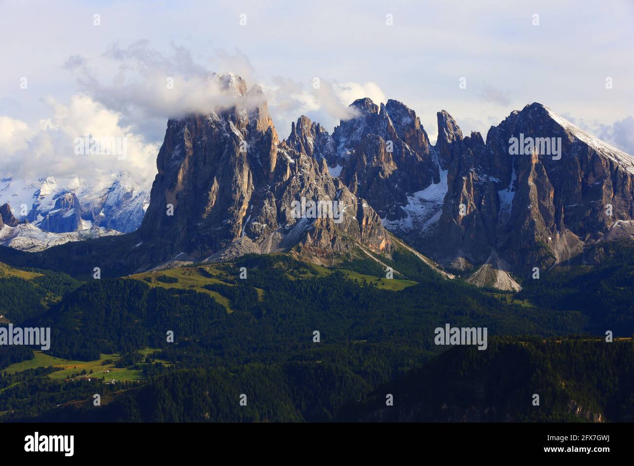 Langkofel Panorama mit atemberaubender Wolkenstimmung und dramatischer Lichtstimmung in Südtirol in den Dolomiten in Italien Stock Photo