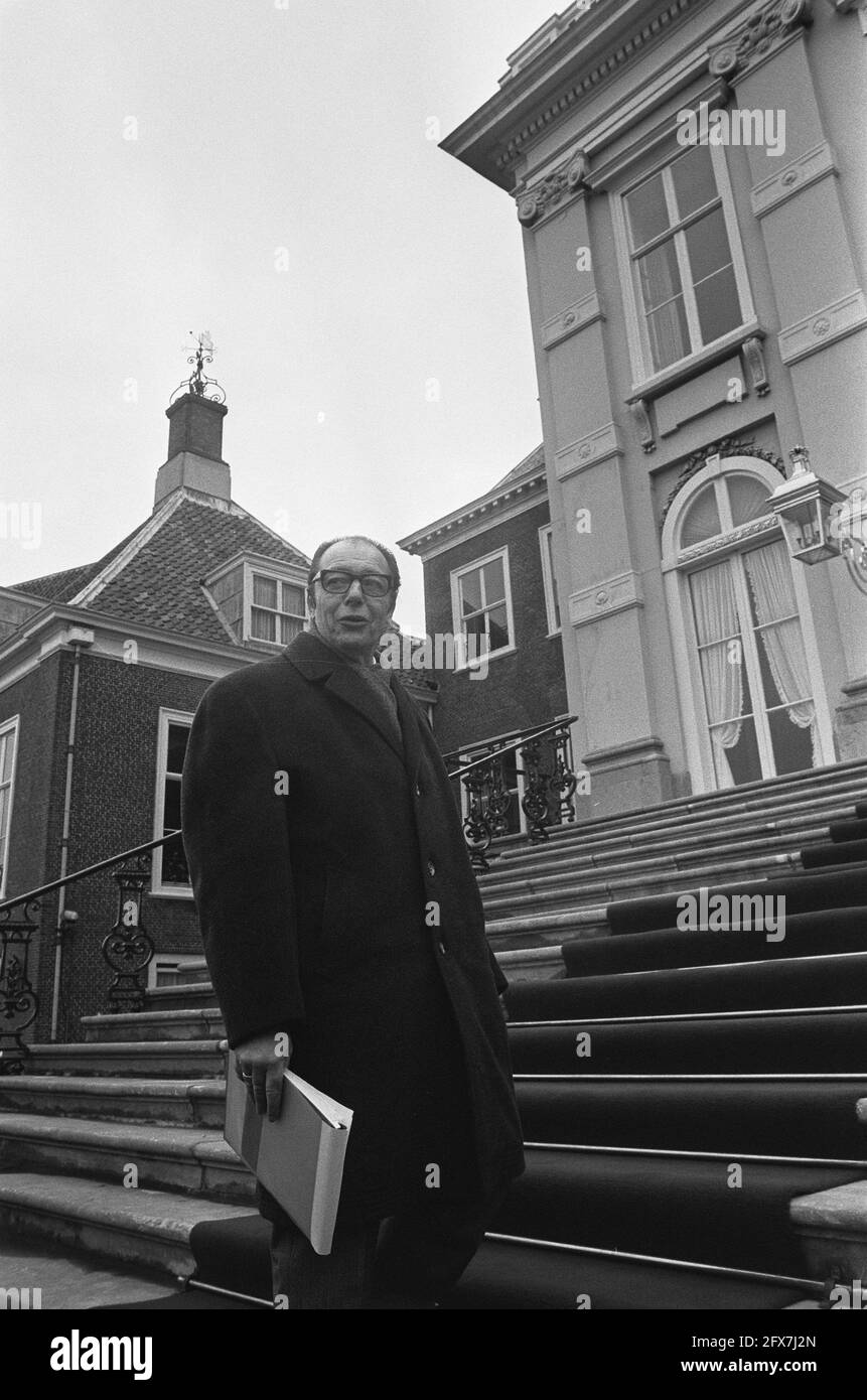Cabinet informer Ruppert on stairs of Paleis Huis ten Bosch, January 29, 1973, informers, palaces, The Netherlands, 20th century press agency photo, news to remember, documentary, historic photography 1945-1990, visual stories, human history of the Twentieth Century, capturing moments in time Stock Photo