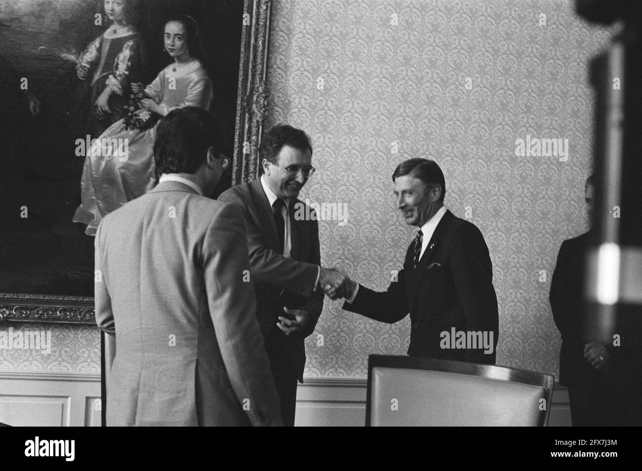 Cabinet Information 1981 with formateurs Van Thijn and Kremers; formateurs receive Van Agt, Kremers shakes Van Agt's hand, August 5, 1981, Formateurs, Cabinet Information, The Netherlands, 20th century press agency photo, news to remember, documentary, historic photography 1945-1990, visual stories, human history of the Twentieth Century, capturing moments in time Stock Photo