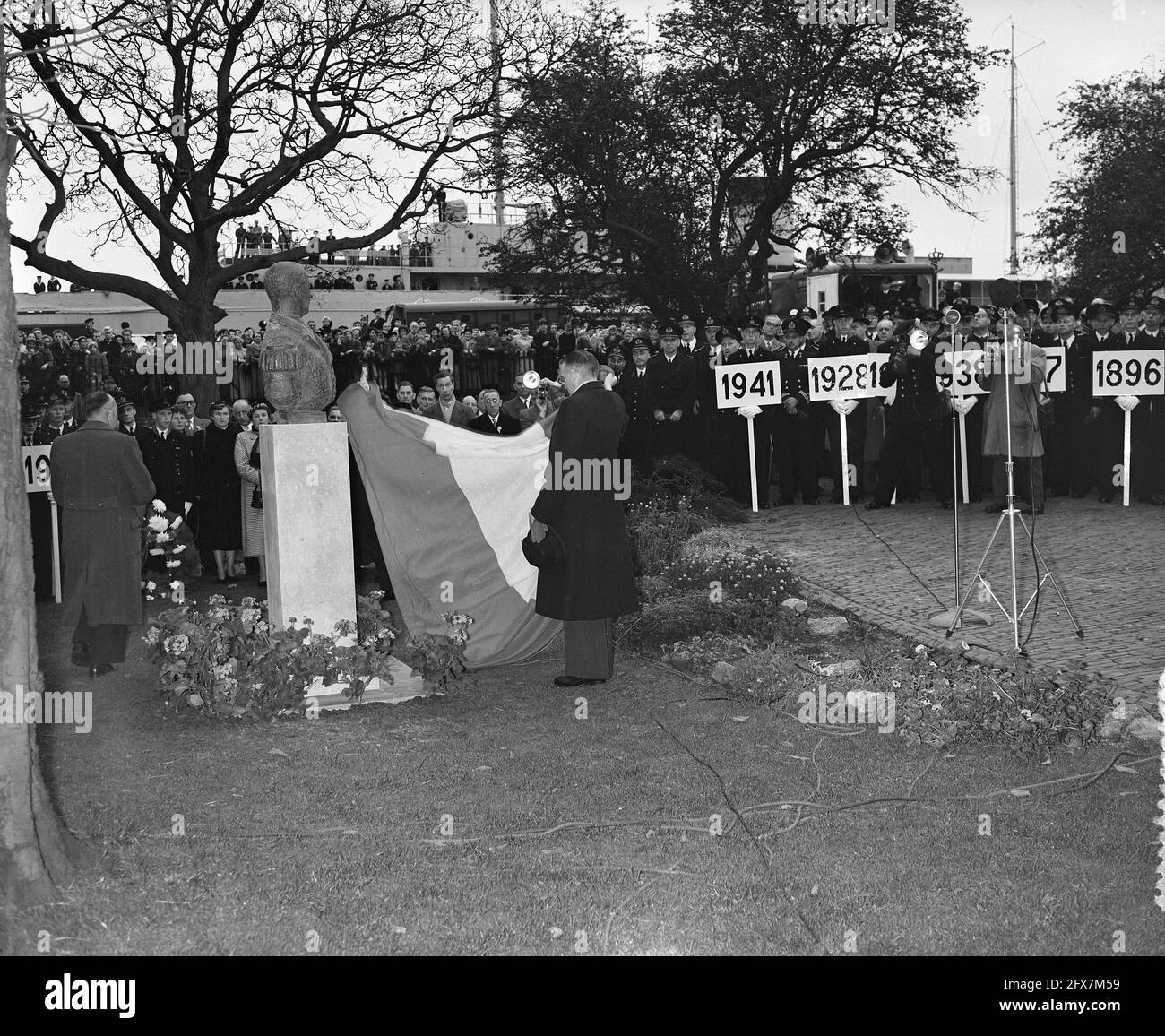 100 years KIM Den Helder, unveiling statue Karel Doorman and marching