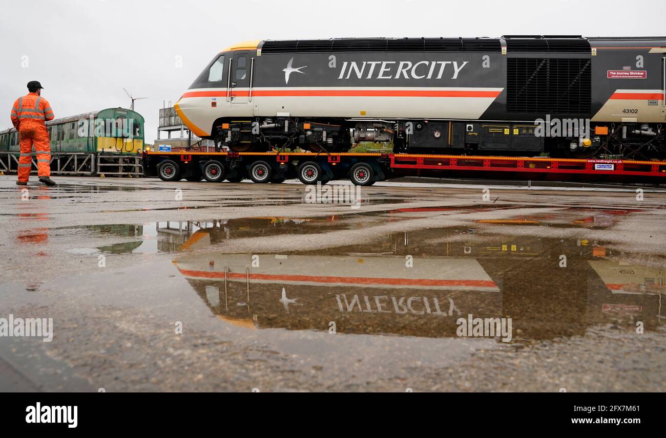 The world s fastest diesel engine the hst 43102 power car arrives at