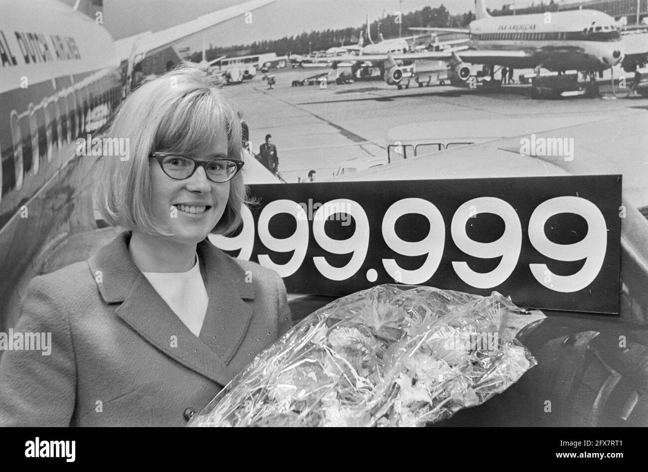 999,999th KLM passenger, Anke Dellin from Garding (Germany) at Schiphol Airport, July 21, 1966, passengers, The Netherlands, 20th century press agency photo, news to remember, documentary, historic photography 1945-1990, visual stories, human history of the Twentieth Century, capturing moments in time Stock Photo