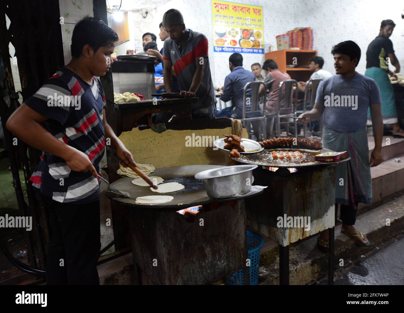 A small roadside restaurant in old Dhaka, Bangladesh Stock Photo Alamy