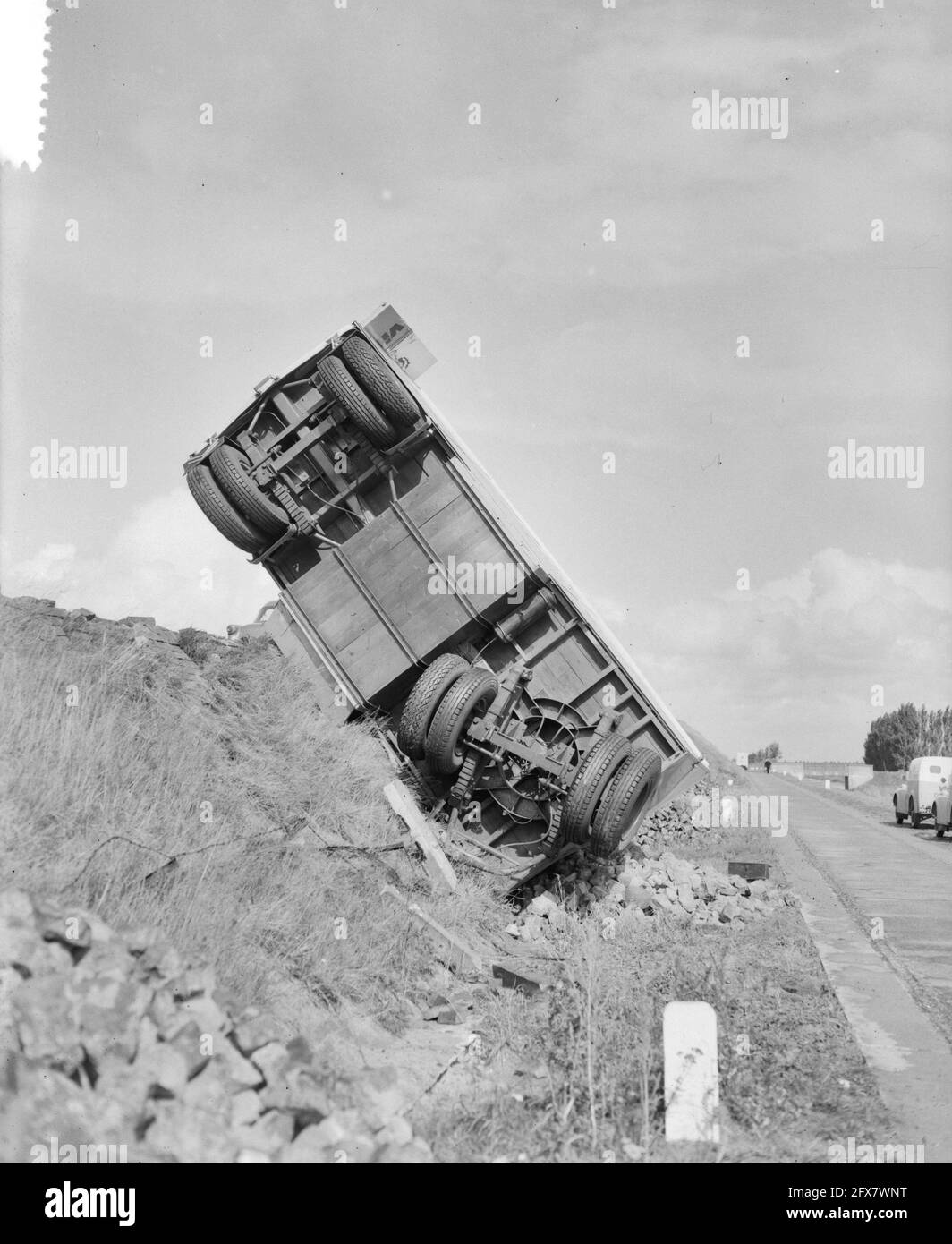 Trailer on State Highway in front of levee, September 10, 1953, trailers, levees, The Netherlands, 20th century press agency photo, news to remember, documentary, historic photography 1945-1990, visual stories, human history of the Twentieth Century, capturing moments in time Stock Photo