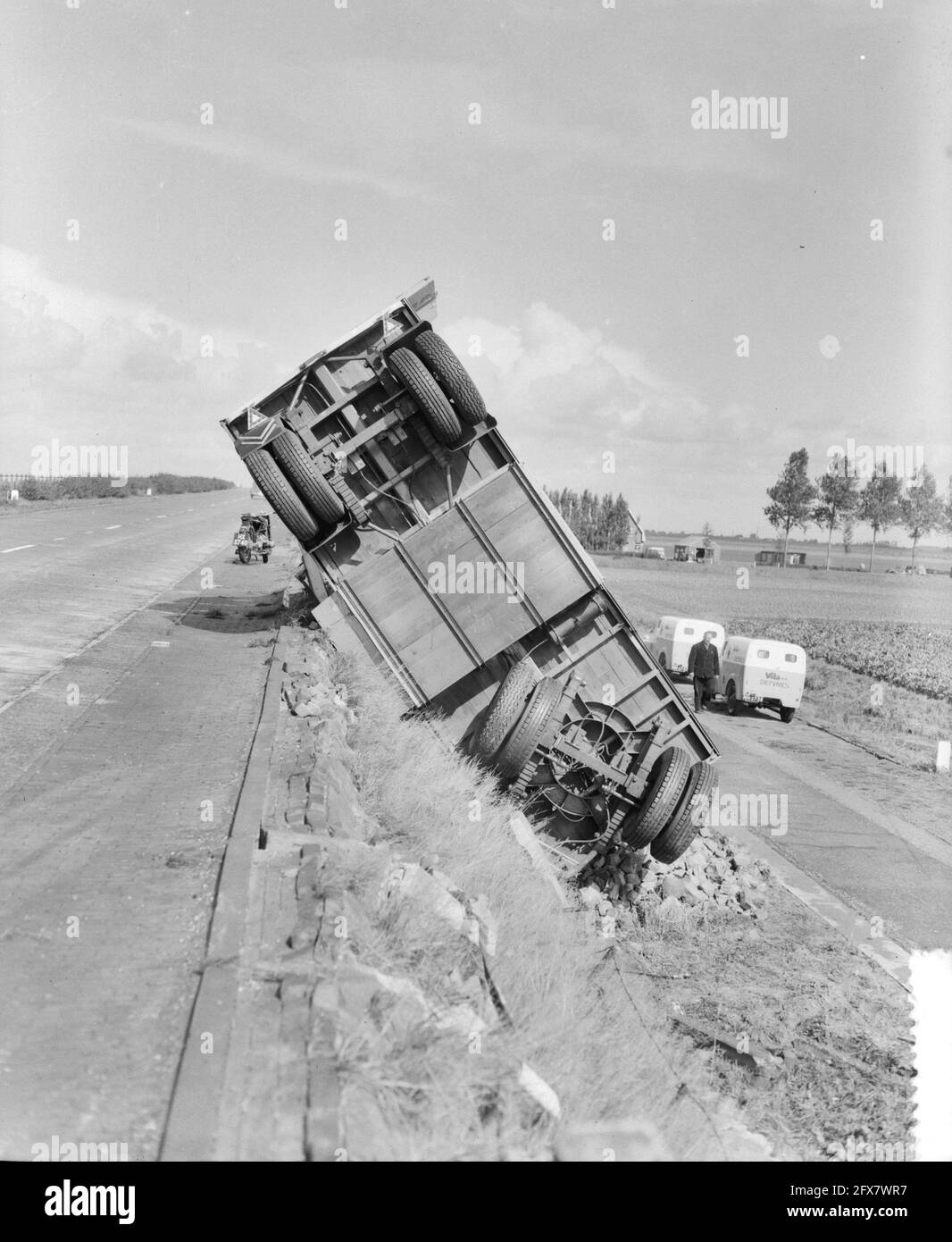 Trailer on Rijksweg in front of dike, September 10, 1953, trailers, dikes, The Netherlands, 20th century press agency photo, news to remember, documentary, historic photography 1945-1990, visual stories, human history of the Twentieth Century, capturing moments in time Stock Photo