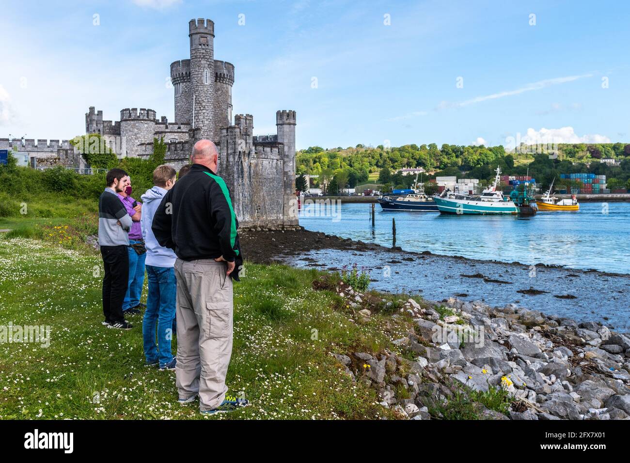 Angry crowds hi-res stock photography and images - Alamy