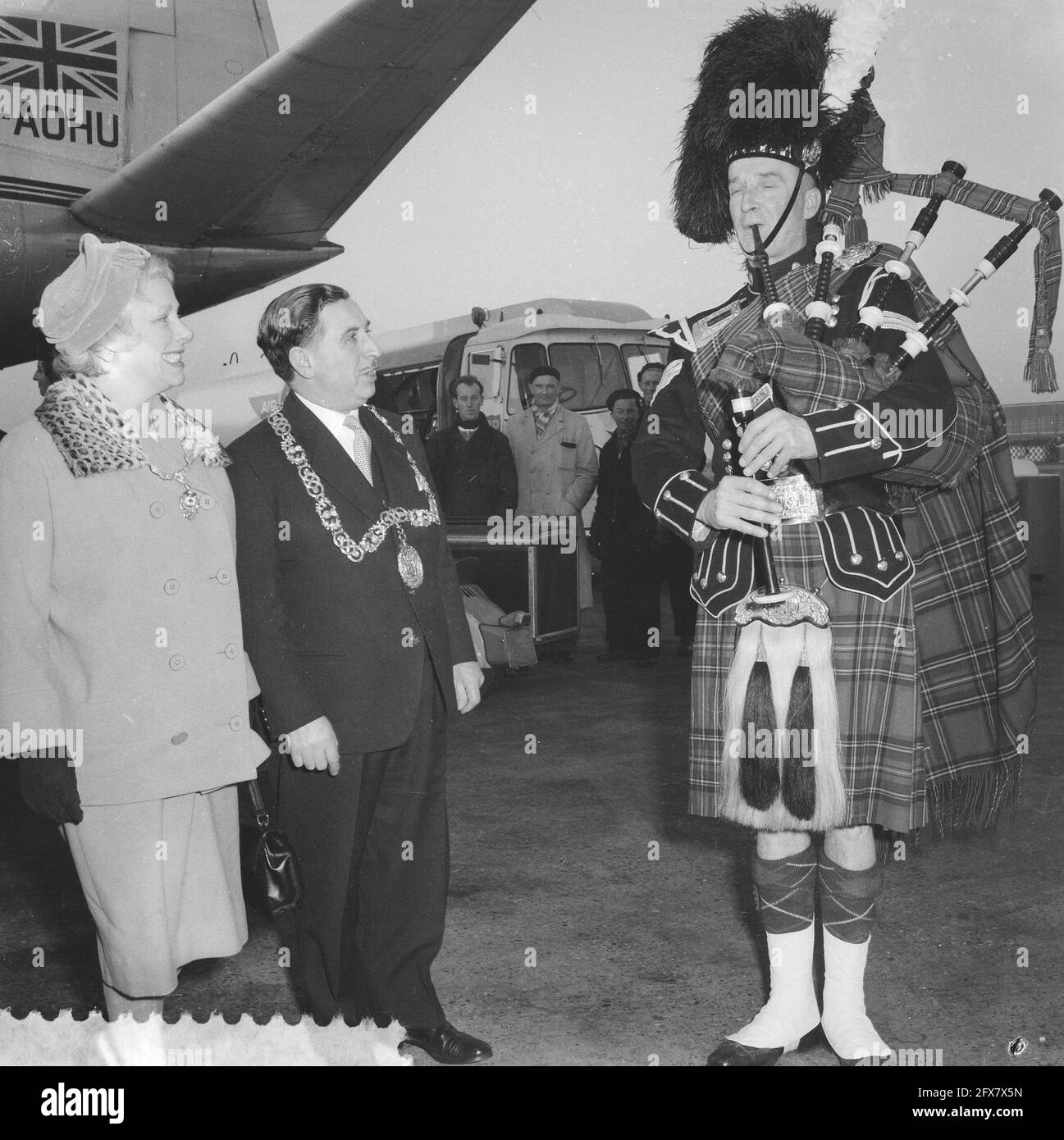 Arrival of Lord Provost of Glasgow at Schiphol Airport, from left to right Mr. Myer Galapern, Mr. Myer Galpern and bagpiper, December 6, 1959, ARRIVAL, CONFERENCE, bagpipers, The Netherlands, 20th century press agency photo, news to remember, documentary, historic photography 1945-1990, visual stories, human history of the Twentieth Century, capturing moments in time Stock Photo