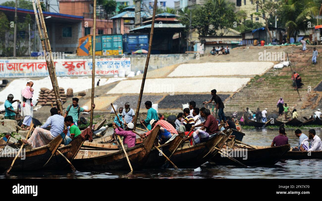 Boat taxis crossing the Buriganga river in Dhaka, Bangladesh. Stock Photo