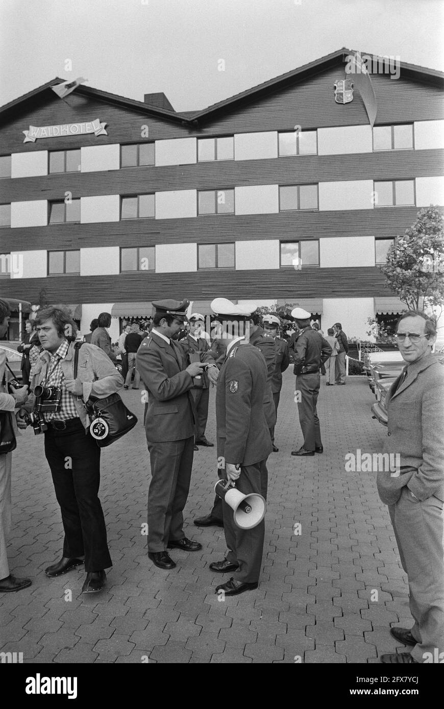 Arrival Dutch national team in Hiltrup ( West Germany ) World Cup soccer 1974; guard at hotel, June 12, 1974, security, teams, hotels, sports, soccer, The Netherlands, 20th century press agency photo, news to remember, documentary, historic photography 1945-1990, visual stories, human history of the Twentieth Century, capturing moments in time Stock Photo
