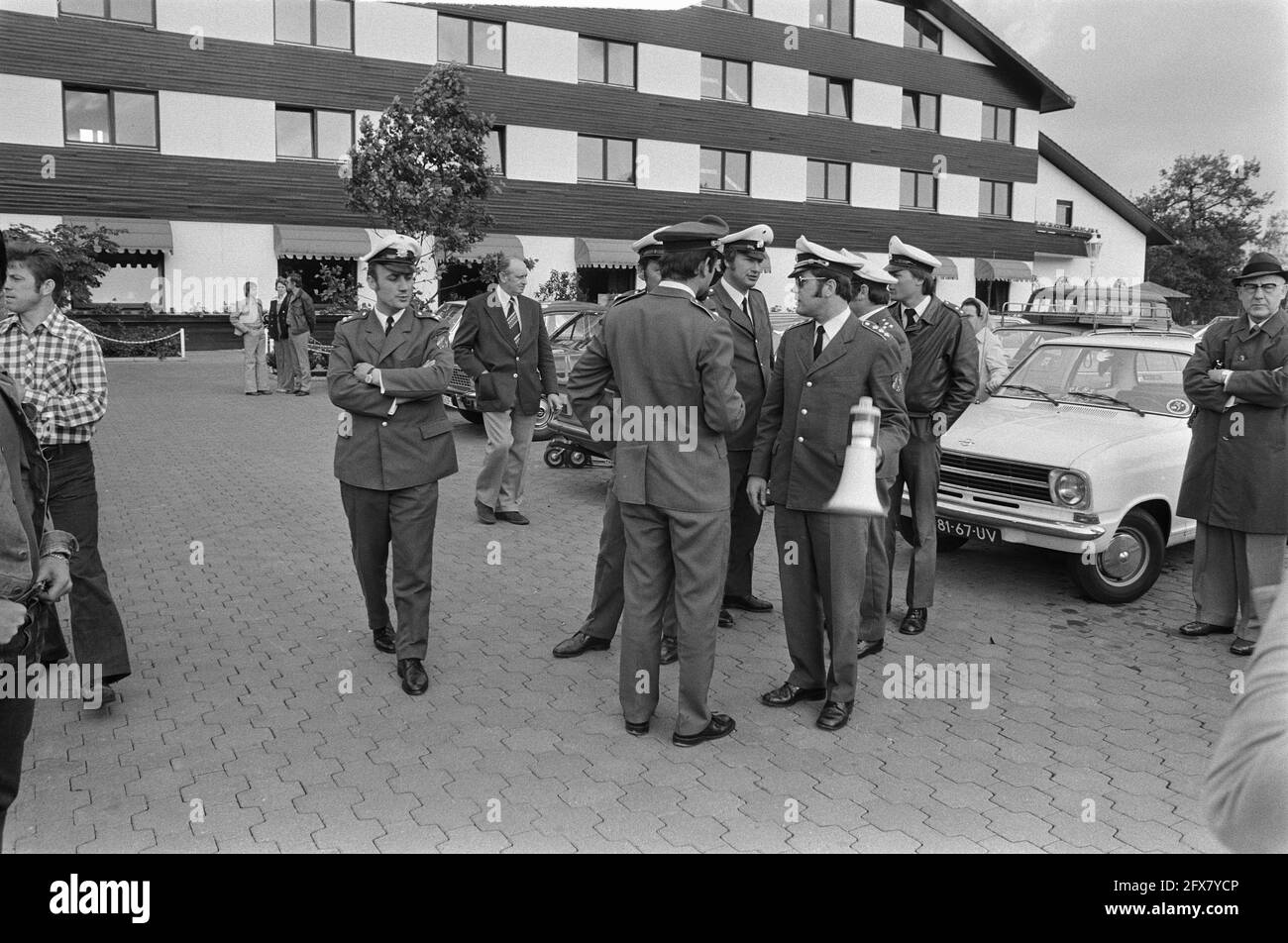 Arrival Dutch national team in Hiltrup ( West Germany ) World Cup 1974; guard at hotel, June 12, 1974, guards, national teams, hotels, sports, soccer, The Netherlands, 20th century press agency photo, news to remember, documentary, historic photography 1945-1990, visual stories, human history of the Twentieth Century, capturing moments in time Stock Photo