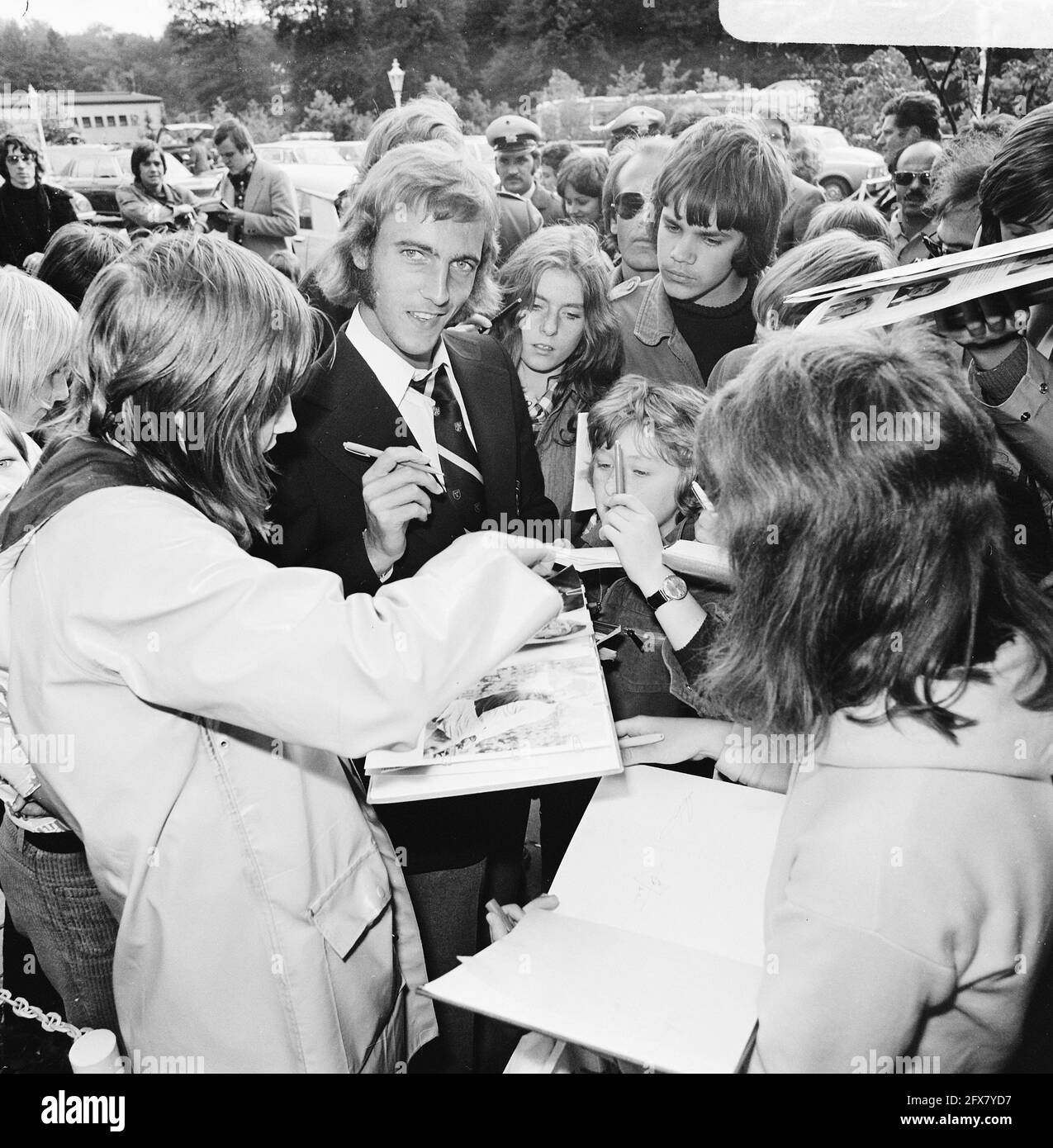 Arrival of Dutch national team in Hiltrup ( West Germany ) World Cup 1974; Johan Neeskens gives autographs, June 12, 1974, HANDSIGNALS, teams, sports, soccer, The Netherlands, 20th century press agency photo, news to remember, documentary, historic photography 1945-1990, visual stories, human history of the Twentieth Century, capturing moments in time Stock Photo