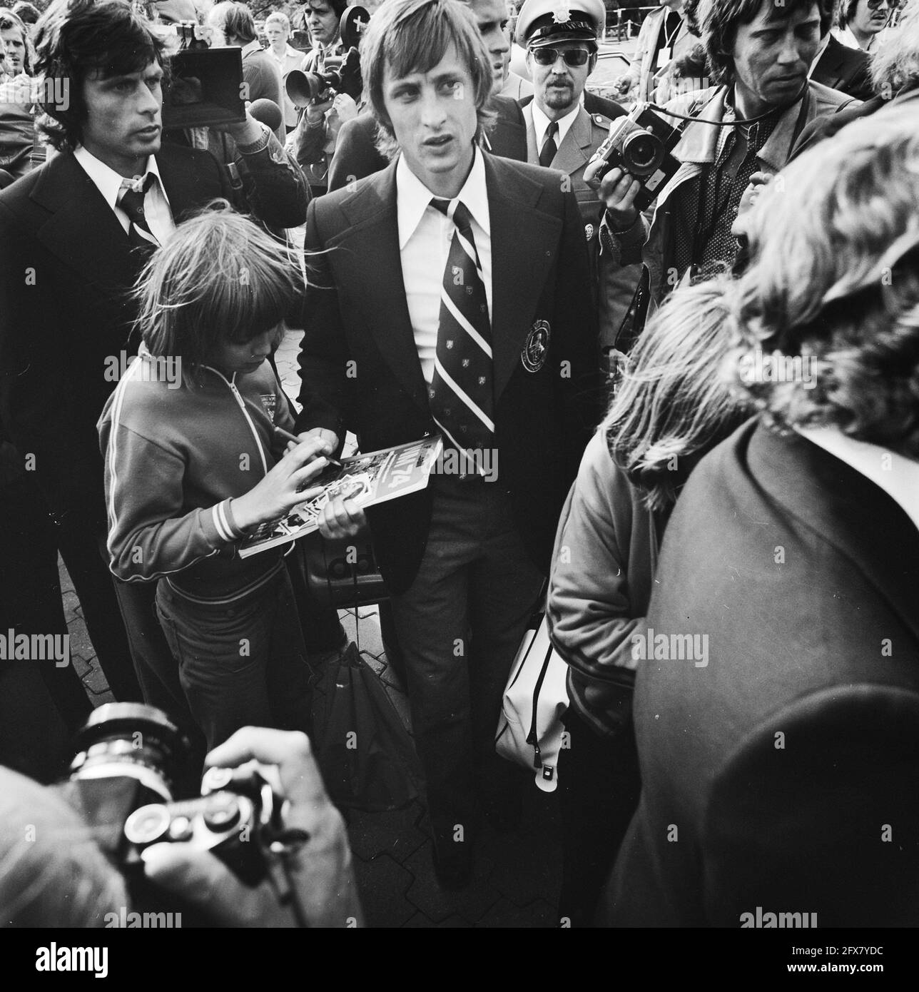 Arrival Dutch national team in Hiltrup ( West Germany ) World Cup 1974; Neeskens signs autographs, June 12, 1974, MANUALKS, teams, sports, soccer, The Netherlands, 20th century press agency photo, news to remember, documentary, historic photography 1945-1990, visual stories, human history of the Twentieth Century, capturing moments in time Stock Photo