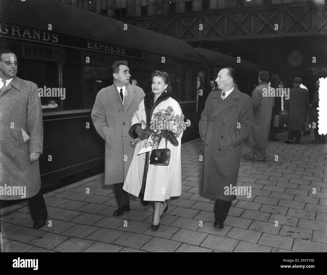 Arrival at Central Station of Henri George Clouzot with his wife Vera, November 18, 1953, actresses, film directors, railroads, stations, The Netherlands, 20th century press agency photo, news to remember, documentary, historic photography 1945-1990, visual stories, human history of the Twentieth Century, capturing moments in time Stock Photo