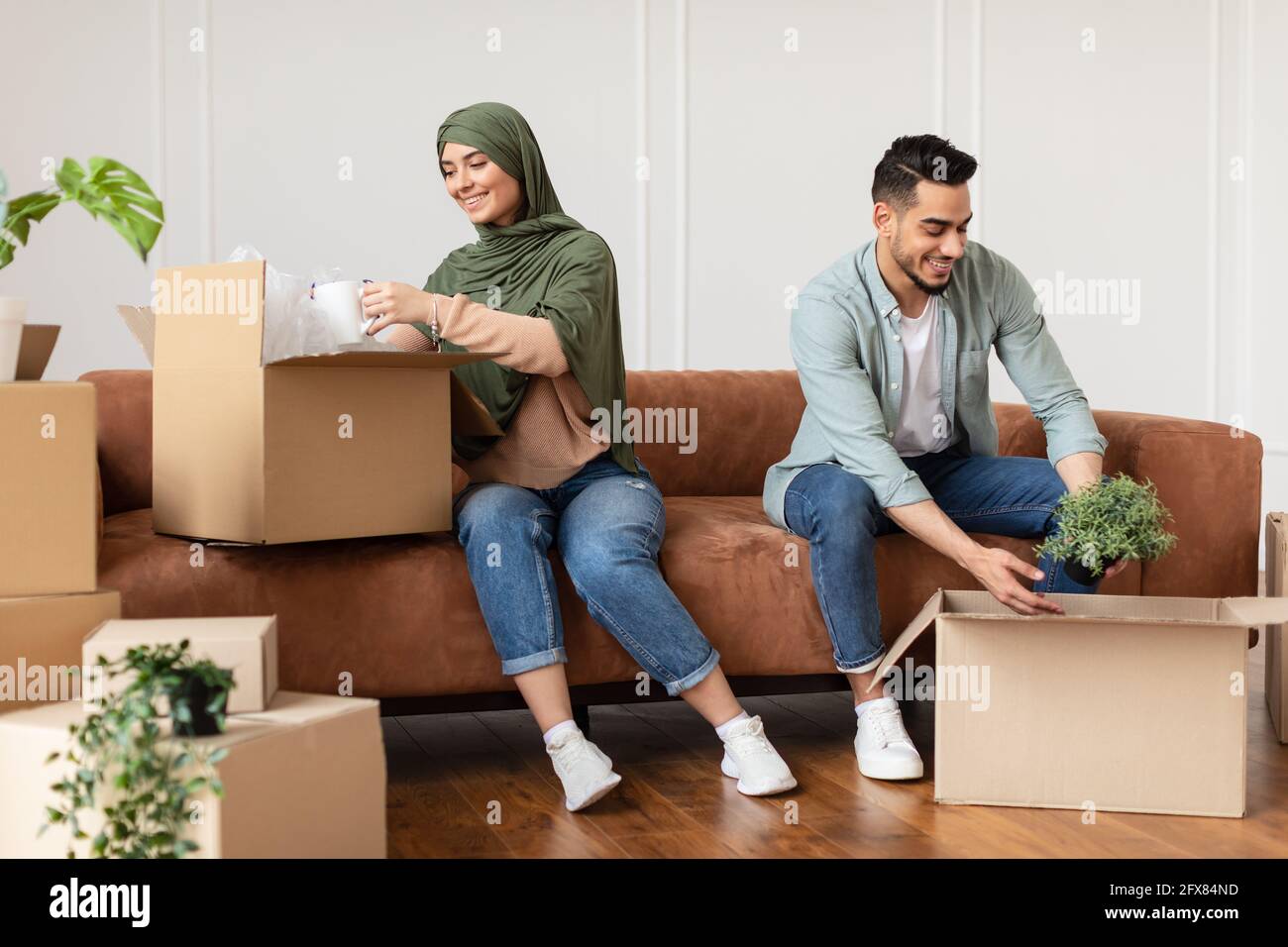 Packing Hijab Arab house packing hi-res stock photography and images - Alamy