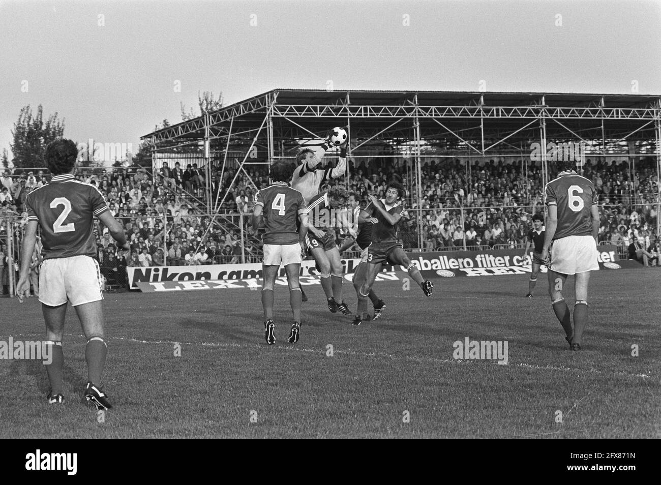 AZ 67 player Kees Kist (center) in duel with goalkeeper Van Breukelen (Utrecht) during the soccer match FC Utrecht-AZ 67, 29 August 1981, sports, soccer, soccer players, soccer fields, matches, The Netherlands, 20th century press agency photo, news to remember, documentary, historic photography 1945-1990, visual stories, human history of the Twentieth Century, capturing moments in time Stock Photo