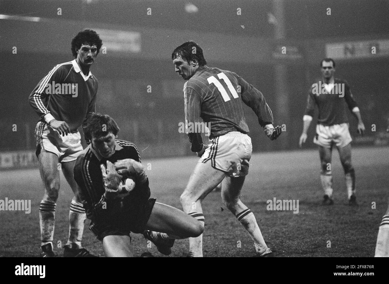AZ 67 against PSV 0-2. 20.21 Keeper Doesburg (m.) with ball, (r.) Ernie Brandts (l.) Jos Jonker, February 13, 1982, sports, soccer, The Netherlands, 20th century press agency photo, news to remember, documentary, historic photography 1945-1990, visual stories, human history of the Twentieth Century, capturing moments in time Stock Photo