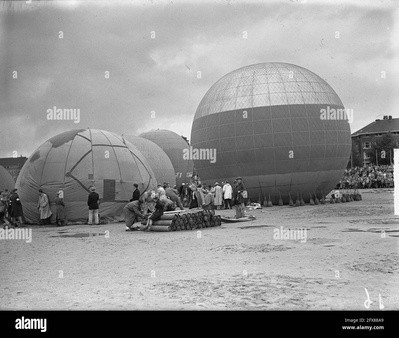 Balloon race Amsterdam filling with cylinders, September 2, 1950, Balloon races, The Netherlands, 20th century press agency photo, news to remember, documentary, historic photography 1945-1990, visual stories, human history of the Twentieth Century, capturing moments in time Stock Photo