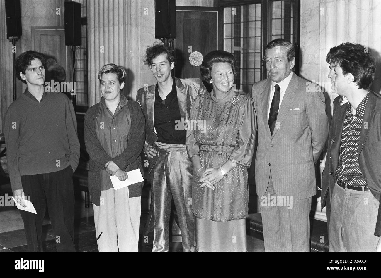 Queen Beatrix presents the prizes for Free Painting at Paleis op de Dam. The six prize winners are: Ellen van Eldik from Nijmegen, Lex van Lith from Tilburg and Manel Esparbé Gasca, Reggy Gunn, Berend Hoekstra and Kees Versloot from Amsterdam, October 11, 1985, arrivals, The Netherlands, 20th century press agency photo, news to remember, documentary, historic photography 1945-1990, visual stories, human history of the Twentieth Century, capturing moments in time Stock Photo