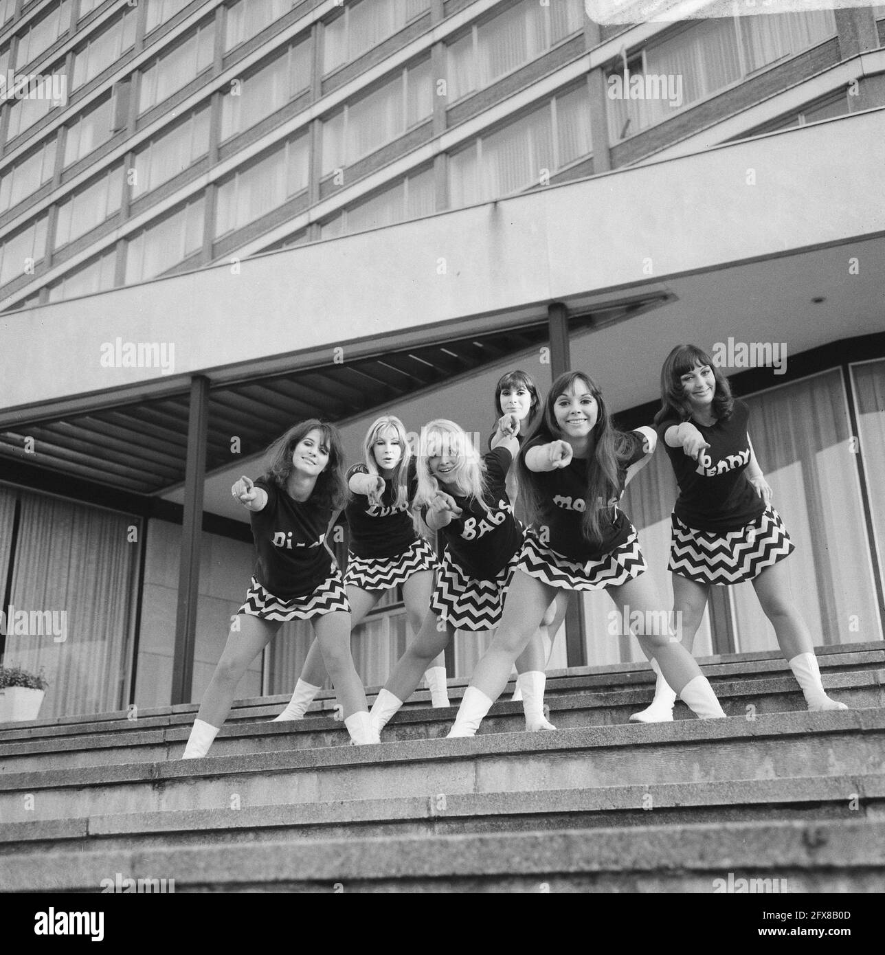 Beat Girls dance in front of Hilton hotel entrance, September 22, 1966, dancers, hotels, The Netherlands, 20th century press agency photo, news to remember, documentary, historic photography 1945-1990, visual stories, human history of the Twentieth Century, capturing moments in time Stock Photo