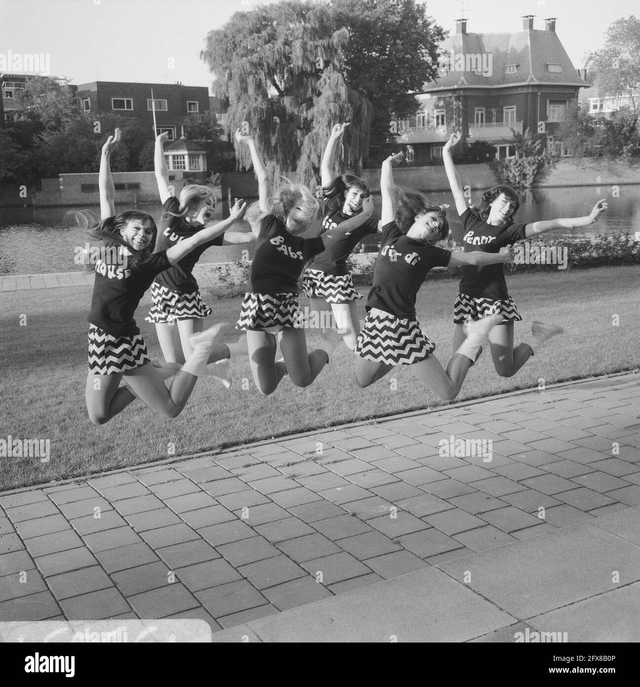 Beat Girls dance in front of Hilton hotel entrance, September 22, 1966, dancers, hotels, The Netherlands, 20th century press agency photo, news to remember, documentary, historic photography 1945-1990, visual stories, human history of the Twentieth Century, capturing moments in time Stock Photo
