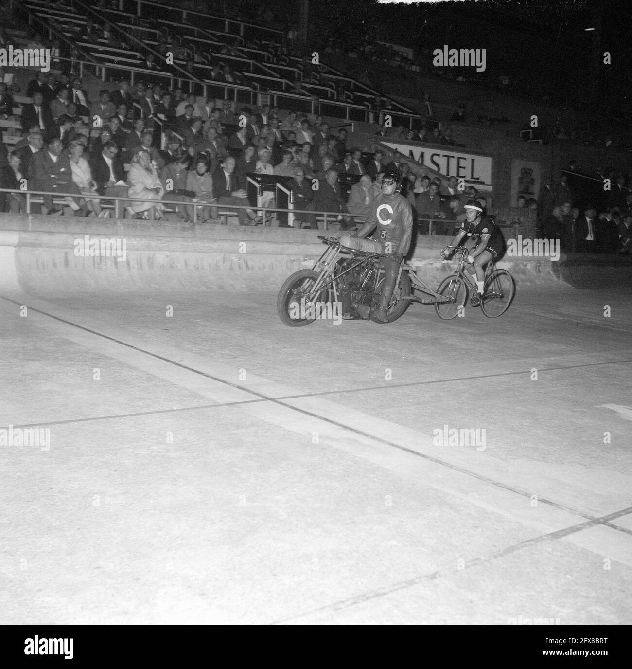 Championships on the track for pros in Olympic Stadium, H. Marinus in action, July 30, 1964, CHAMPIONSHIPS, actions, pros, cycling, The Netherlands, 20th century press agency photo, news to remember, documentary, historic photography 1945-1990, visual stories, human history of the Twentieth Century, capturing moments in time Stock Photo