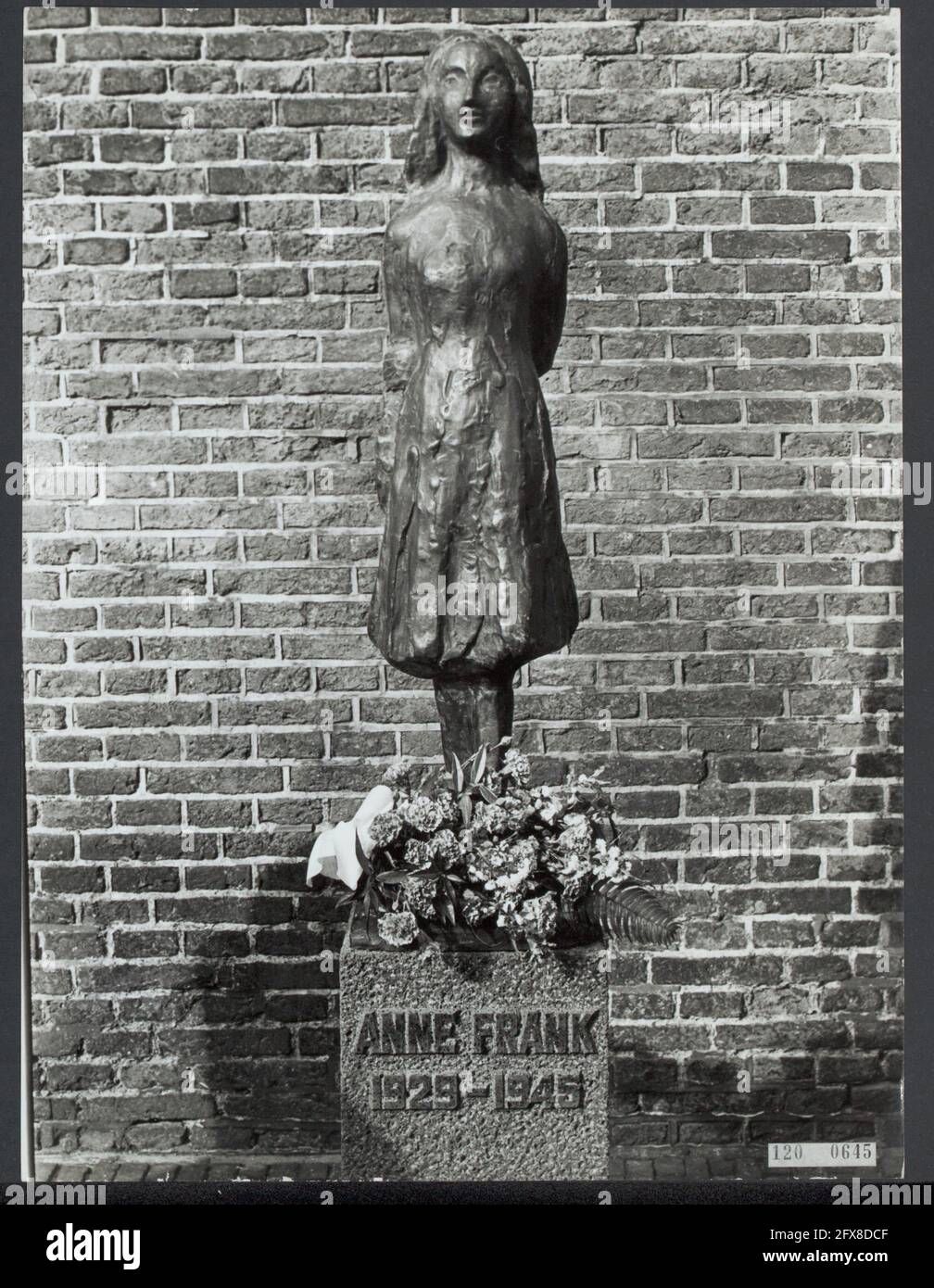 Statue of Anne Frank at Westermarkt in Amsterdam unveiled by mayor Samkalden; the statue made by sculptor Mari Andriessen, March 14, 1977, sculpture, statues, World War II, The Netherlands, 20th century press agency photo, news to remember, documentary, historic photography 1945-1990, visual stories, human history of the Twentieth Century, capturing moments in time Stock Photo