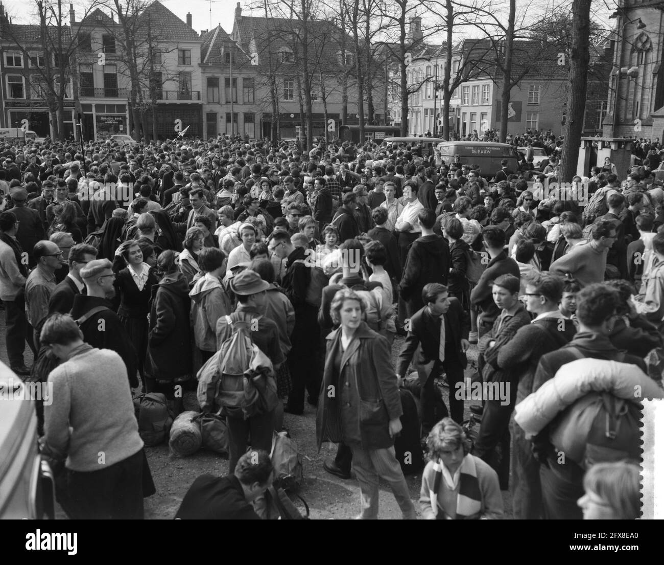 Beginning of the foot march Pax Christi at Den Bosch . Gathering place on the parade of the 2500 participants, April 6, 1961, Foot marches, participants, parades, gathering places, The Netherlands, 20th century press agency photo, news to remember, documentary, historic photography 1945-1990, visual stories, human history of the Twentieth Century, capturing moments in time Stock Photo