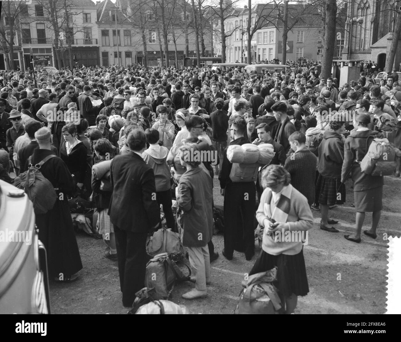 Beginning of the foot march Pax Christi at Den Bosch . Gathering place at the parade of the 2500 participants, April 6, 1961, Foot marches, participants, parades, gathering places, The Netherlands, 20th century press agency photo, news to remember, documentary, historic photography 1945-1990, visual stories, human history of the Twentieth Century, capturing moments in time Stock Photo
