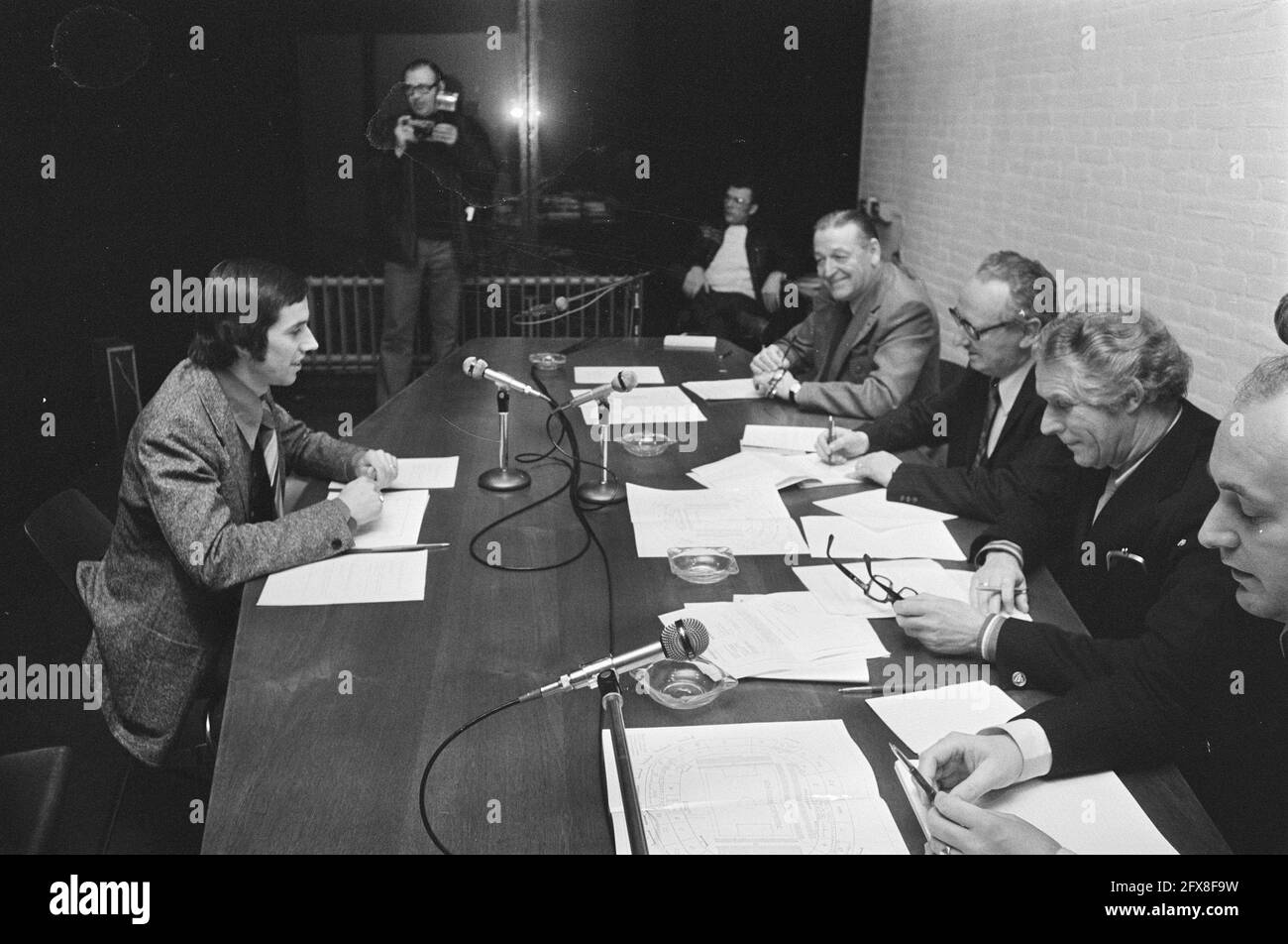 Handling disciplinary committee of the KNVB in the case Quaars v. Griek (linesman); Quaars before the disciplinary committee, December 29, 1975, case law, soccer, The Netherlands, 20th century press agency photo, news to remember, documentary, historic photography 1945-1990, visual stories, human history of the Twentieth Century, capturing moments in time Stock Photo