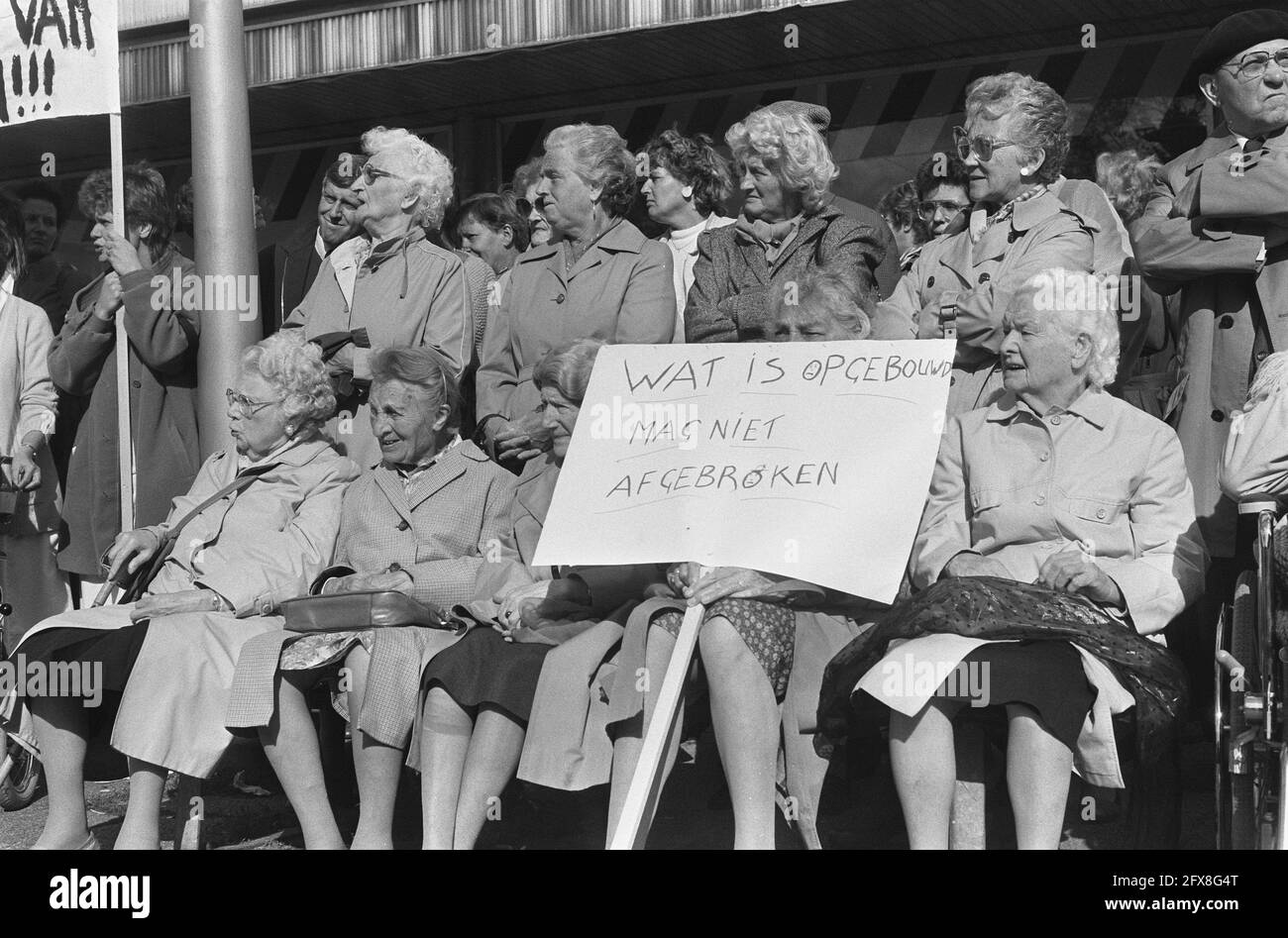 Elderly people protest against spending cuts on Osdorpplein in Amsterdam; elderly people with banner: What has been built must not be demolished, 16 September 1986, BEJAARDEN, protests, banners, The Netherlands, 20th century press agency photo, news to remember, documentary, historic photography 1945-1990, visual stories, human history of the Twentieth Century, capturing moments in time Stock Photo