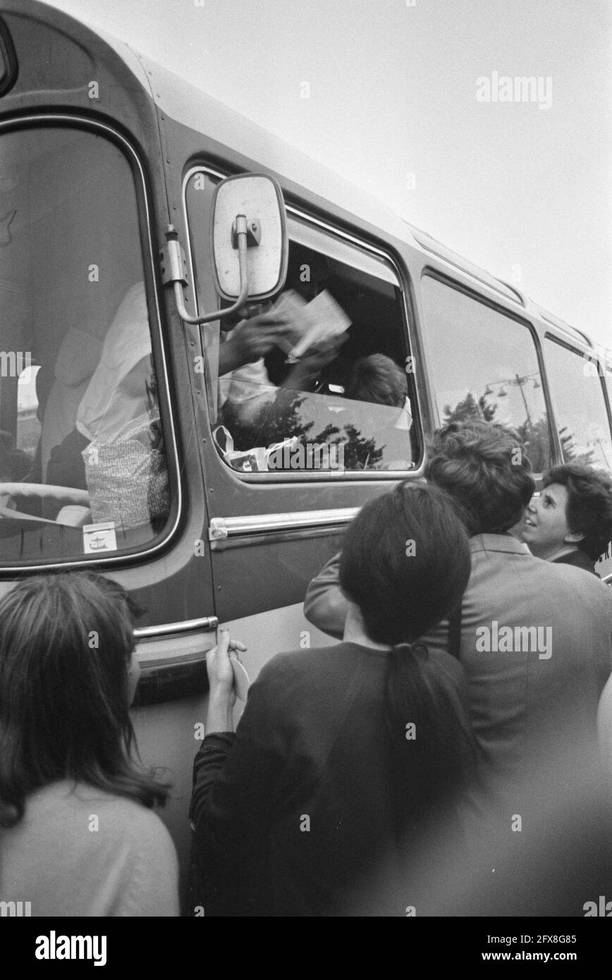 Familiars say goodbye as bus departs, 28 August 1968, Czechs, Czechoslovakians, departures, The Netherlands, 20th century press agency photo, news to remember, documentary, historic photography 1945-1990, visual stories, human history of the Twentieth Century, capturing moments in time Stock Photo