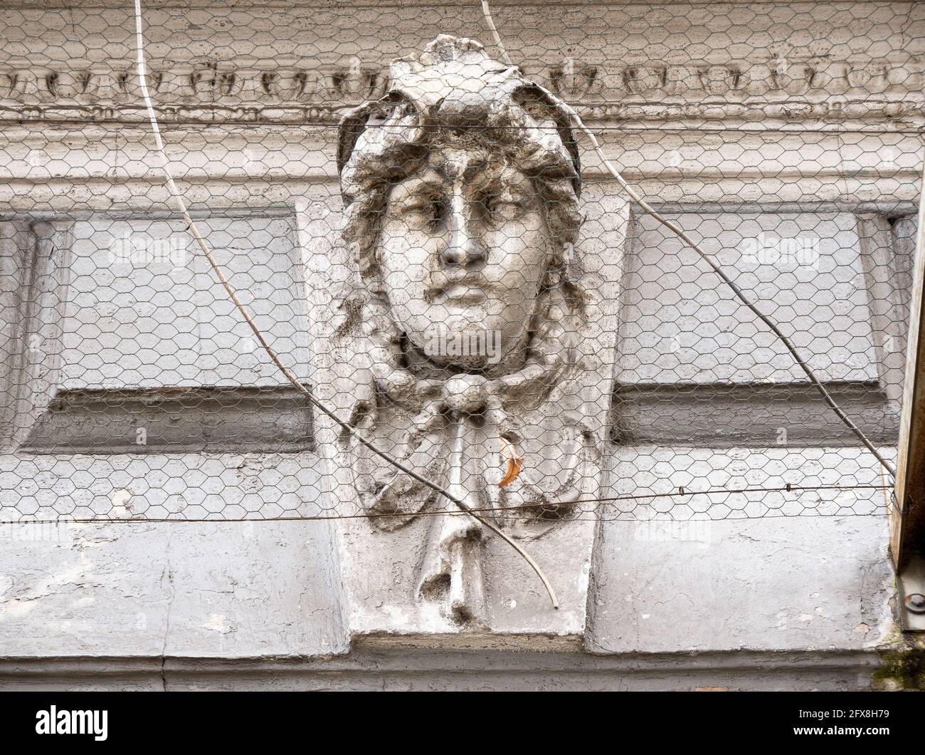 スーパーセール 半額タイムセール antique building historic Old sculpted face head, アート・デザイン・音楽