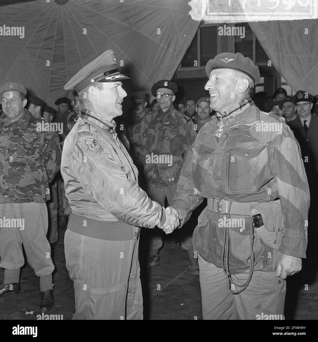 Belgian paratroopers back, the two commanders: left American colonel Gradwell, right Belgian para-commander Laurent congratulate each other, December 1, 1964, The Netherlands, 20th century press agency photo, news to remember, documentary, historic photography 1945-1990, visual stories, human history of the Twentieth Century, capturing moments in time Stock Photo