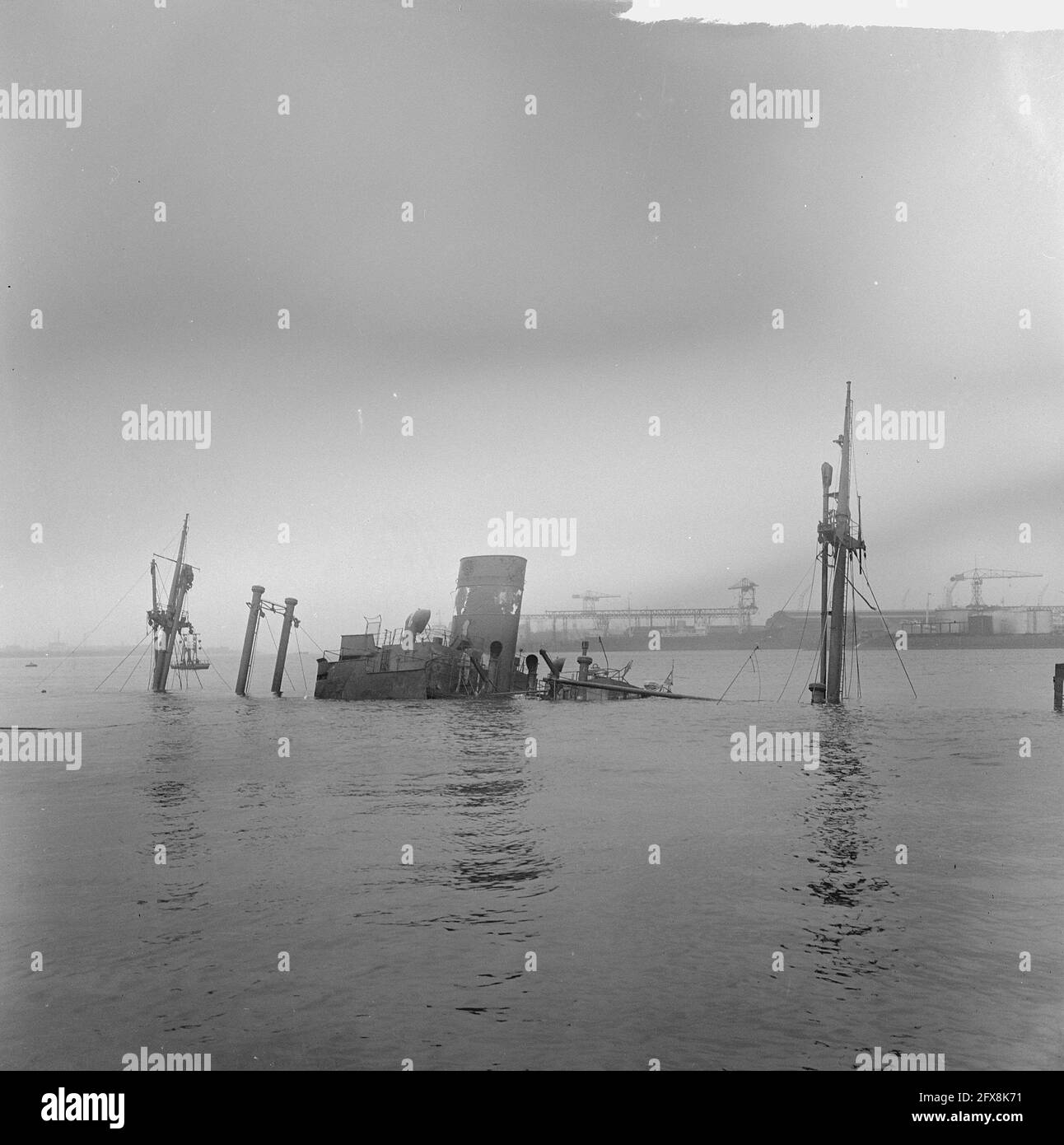 Salvaging ships Black and White Stock Photos & Images - Alamy