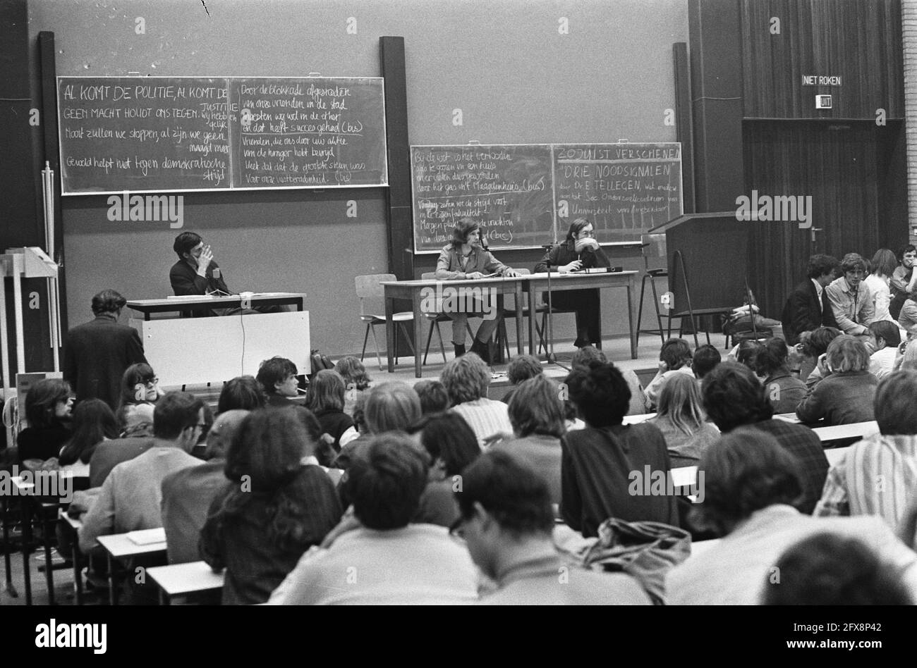 Occupiers of the Maagdenhuis assembled in the Oudemanhuispoort in Amsterdam, to discuss the upcoming trials, June 9, 1969, Occupations, co-determination, students, universities, The Netherlands, 20th century press agency photo, news to remember, documentary, historic photography 1945-1990, visual stories, human history of the Twentieth Century, capturing moments in time Stock Photo