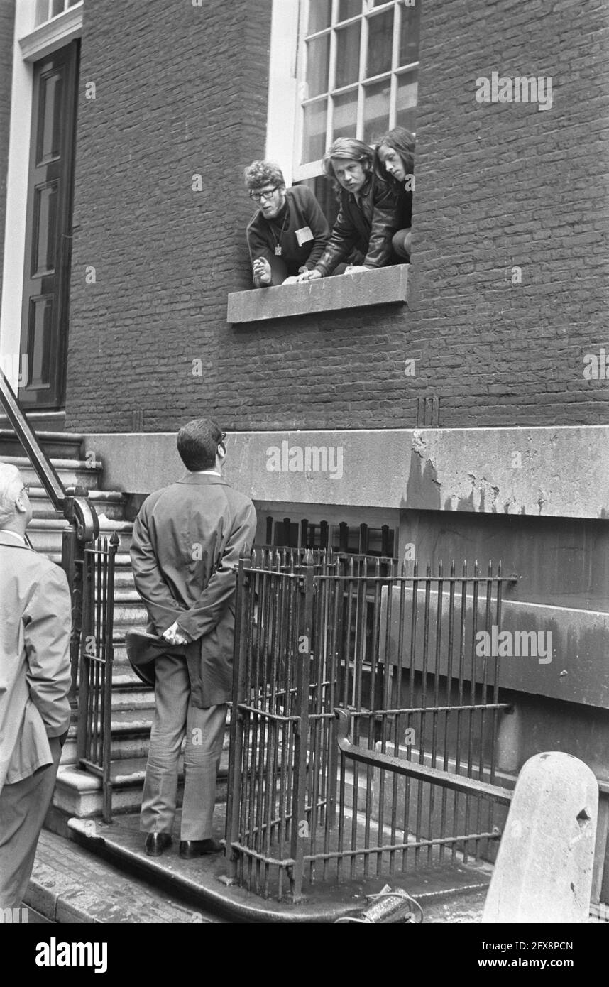 Occupation Maagdenhuis, Amsterdam Ed van Thijn consults with occupiers in the Maagdenhuis through the window, in the middle of the window Johan Middendorp, May 20, 1969, occupations, students, The Netherlands, 20th century press agency photo, news to remember, documentary, historic photography 1945-1990, visual stories, human history of the Twentieth Century, capturing moments in time Stock Photo