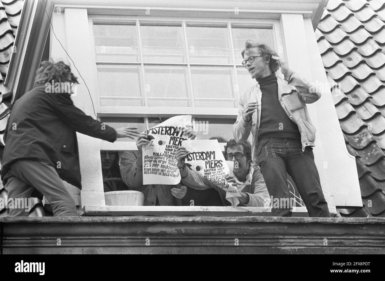 Occupation Maagdenhuis Amsterdam, by students police on roof Maagdenhuis, looking out of the windows occupiers, 20 May 1969, POLICE, occupations, students, The Netherlands, 20th century press agency photo, news to remember, documentary, historic photography 1945-1990, visual stories, human history of the Twentieth Century, capturing moments in time Stock Photo